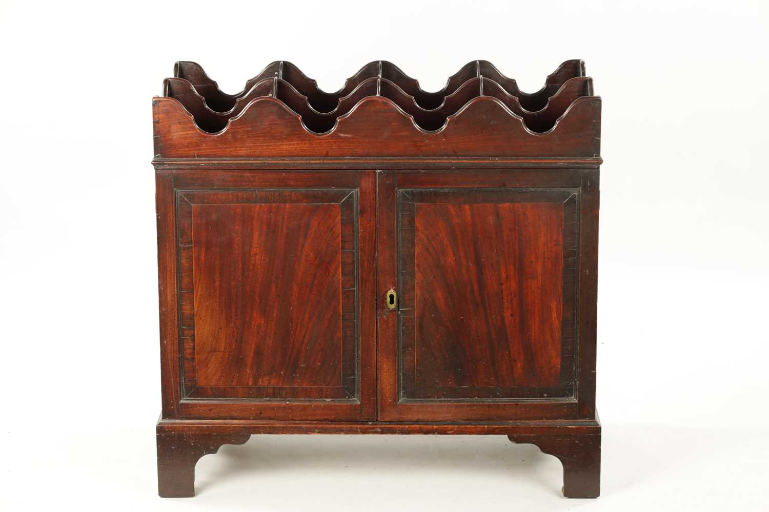 AN EARLY GEORGE III FIGURED MAHOGANY BUTLER’S CELLARETTE - Image 2 of 6