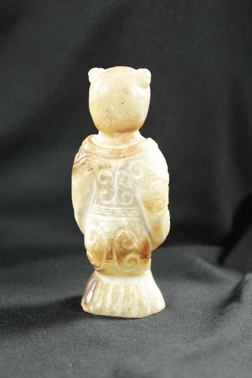 A CHINESE CARVED JADE RELIGIOUS FIGURE - Image 5 of 10