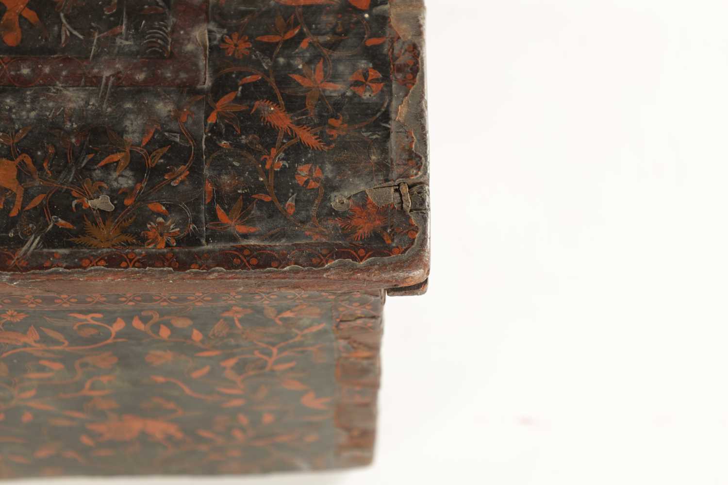 A RARE 17TH CENTURY INDIAN LACQUERWORK WOODEN BOX - Image 5 of 20