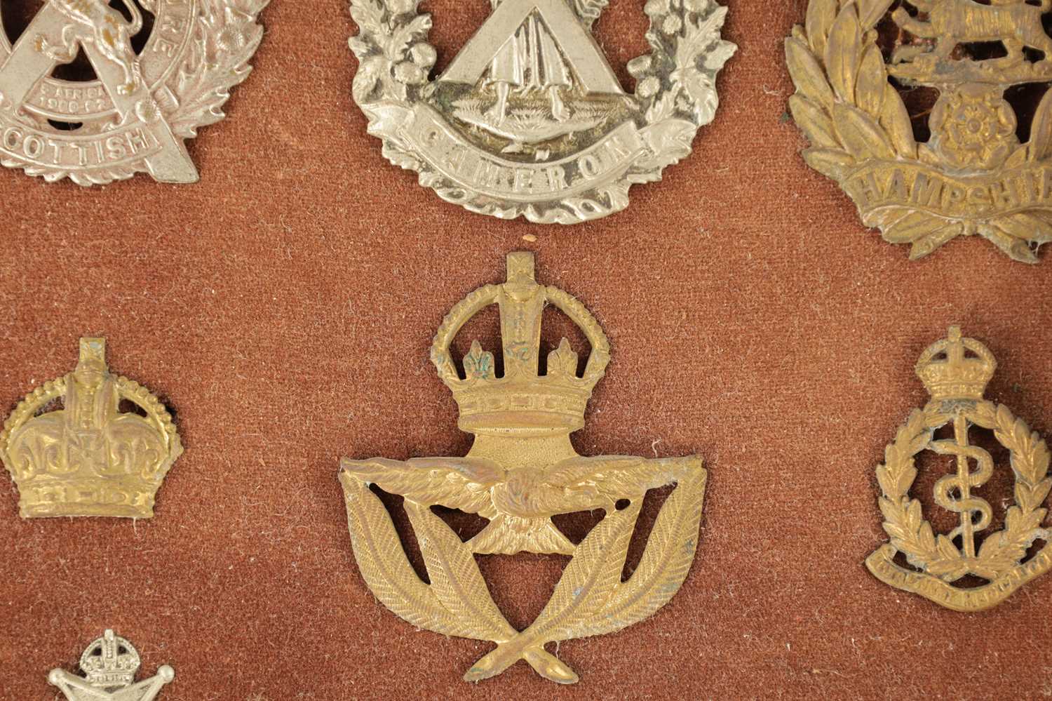 A LARGE COLLECTION OF MILITARY MEDALS AND HAT BADGES - Image 8 of 8