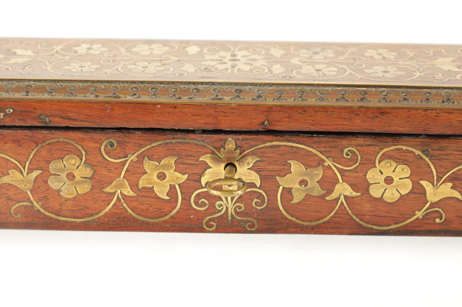 A 19TH CENTURY ANGLO INDIAN BRASS INLAID HARDWOOD PEN AND INK BOX - Image 4 of 7