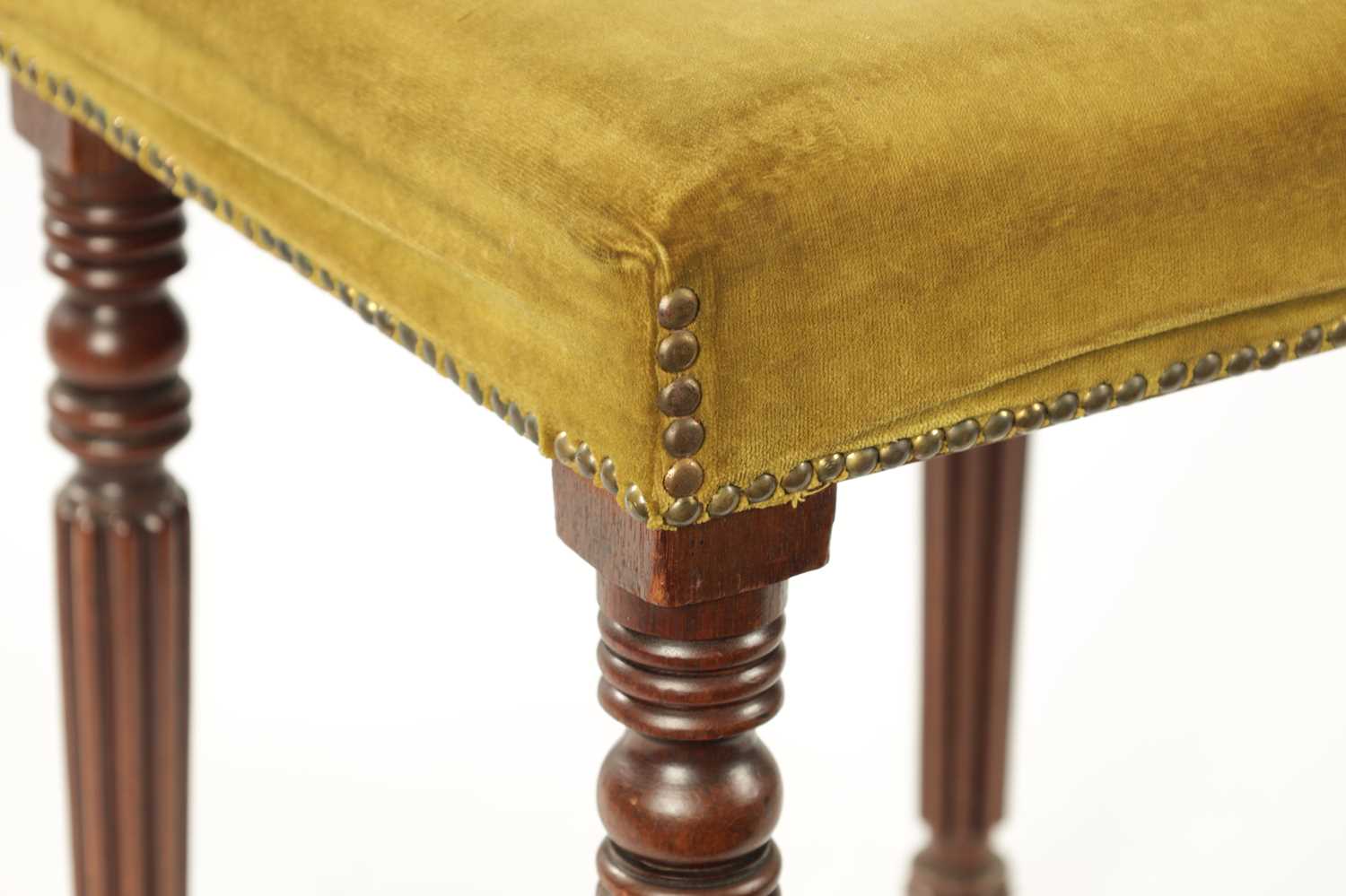 A WILLIAM IV MAHOGANY UPHOLSTERED STOOL IN THE MANNER OF GILLOWS - Image 4 of 5