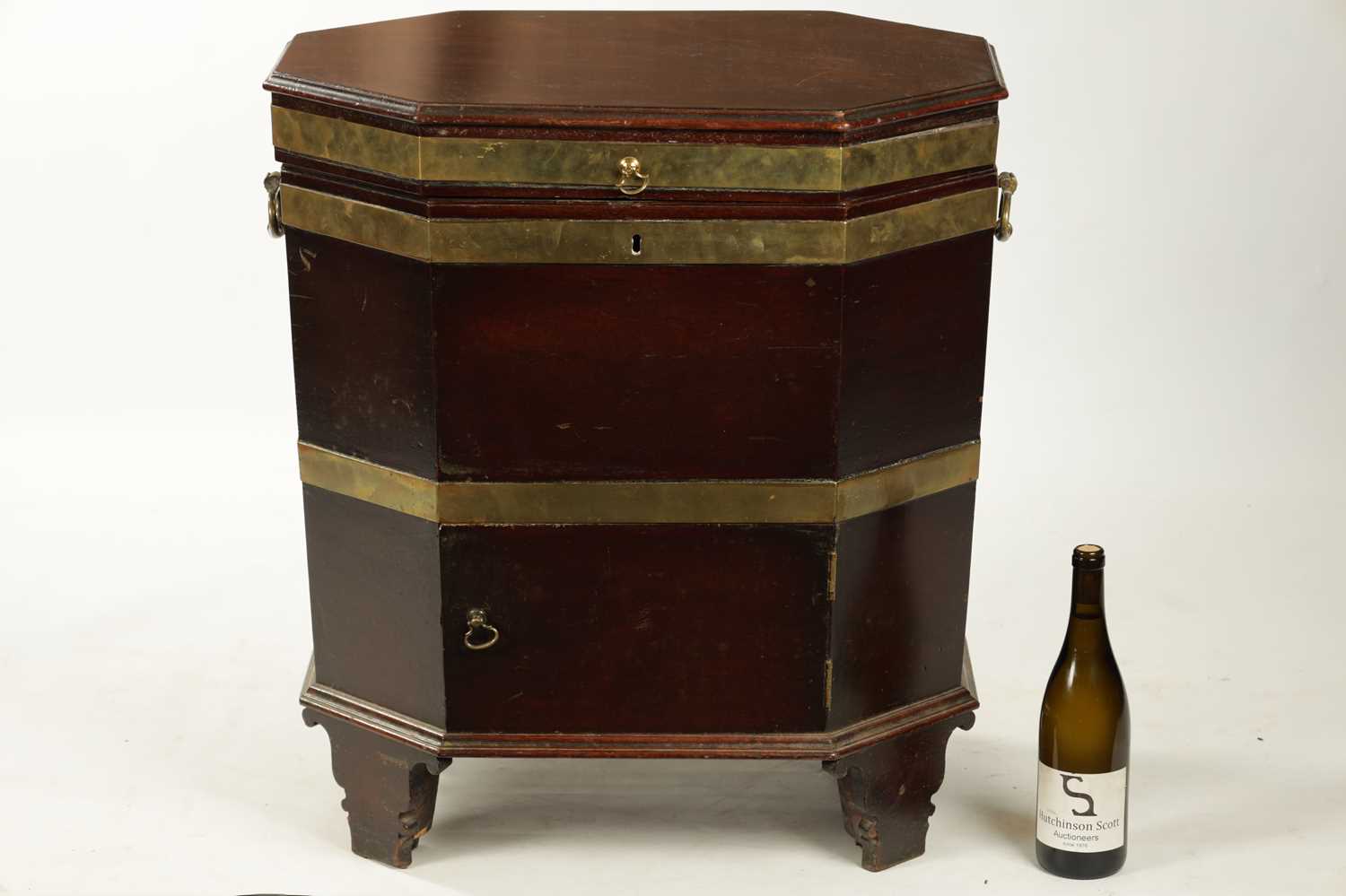 A RARE GEORGE III MAHOGANY OCTAGONAL TOP BRASS BOUND WINE COOLER - Image 2 of 6