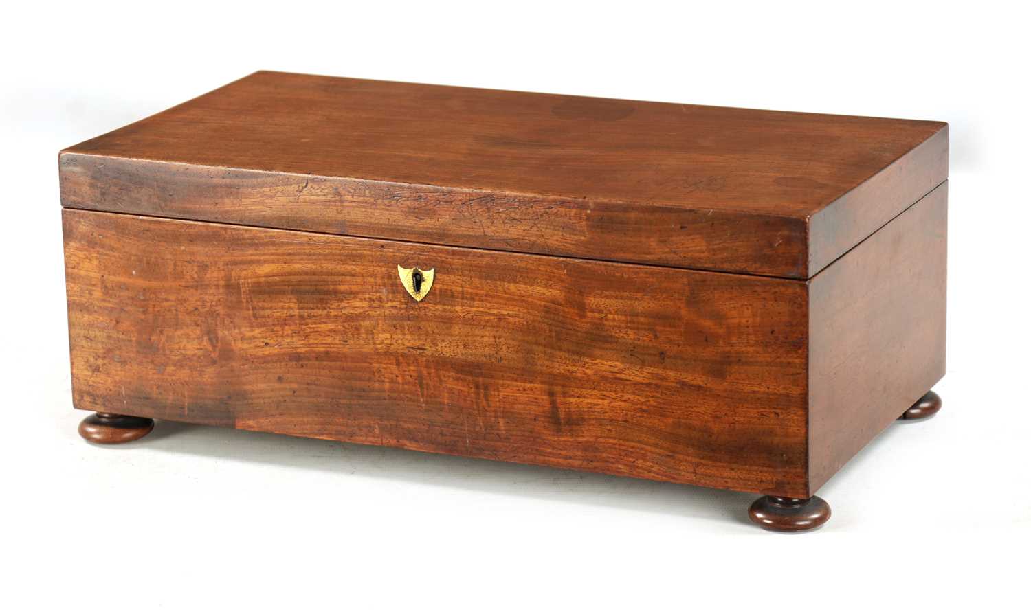 A 19TH CENTURY FIGURED MAHOGANY TEA CADDY WITH FIVE LIDDED INTERNAL COMPARTMENTS