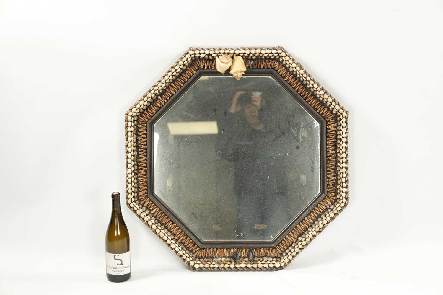 A DECORATIVE SHELLWORK HANGING MIRROR - Image 2 of 7