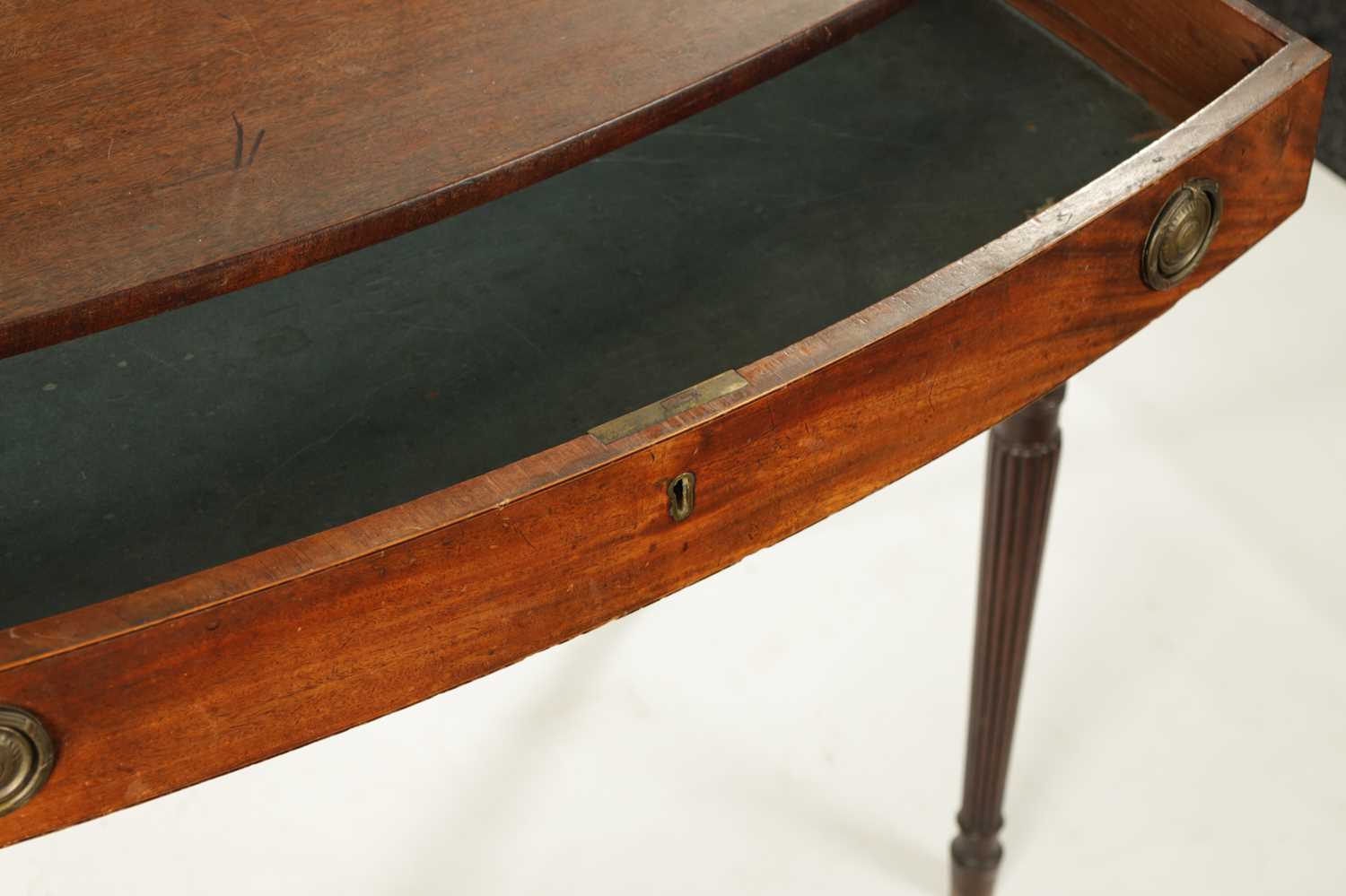 A REGENCY GILLOWS STYLE MAHOGANY BOW FRONTED SIDE TABLE - Image 4 of 5