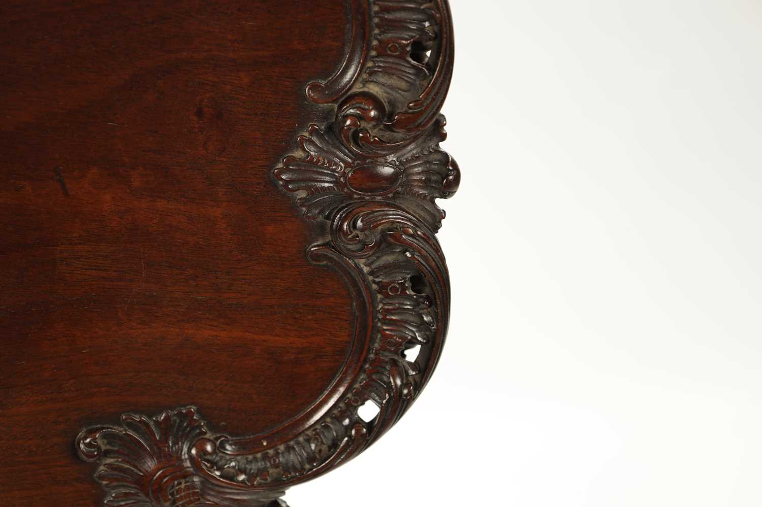 A FINE GEORGE III CHIPPENDALE CARVED MAHOGANY TILT-TOP SUPPER TABLE - Image 3 of 9