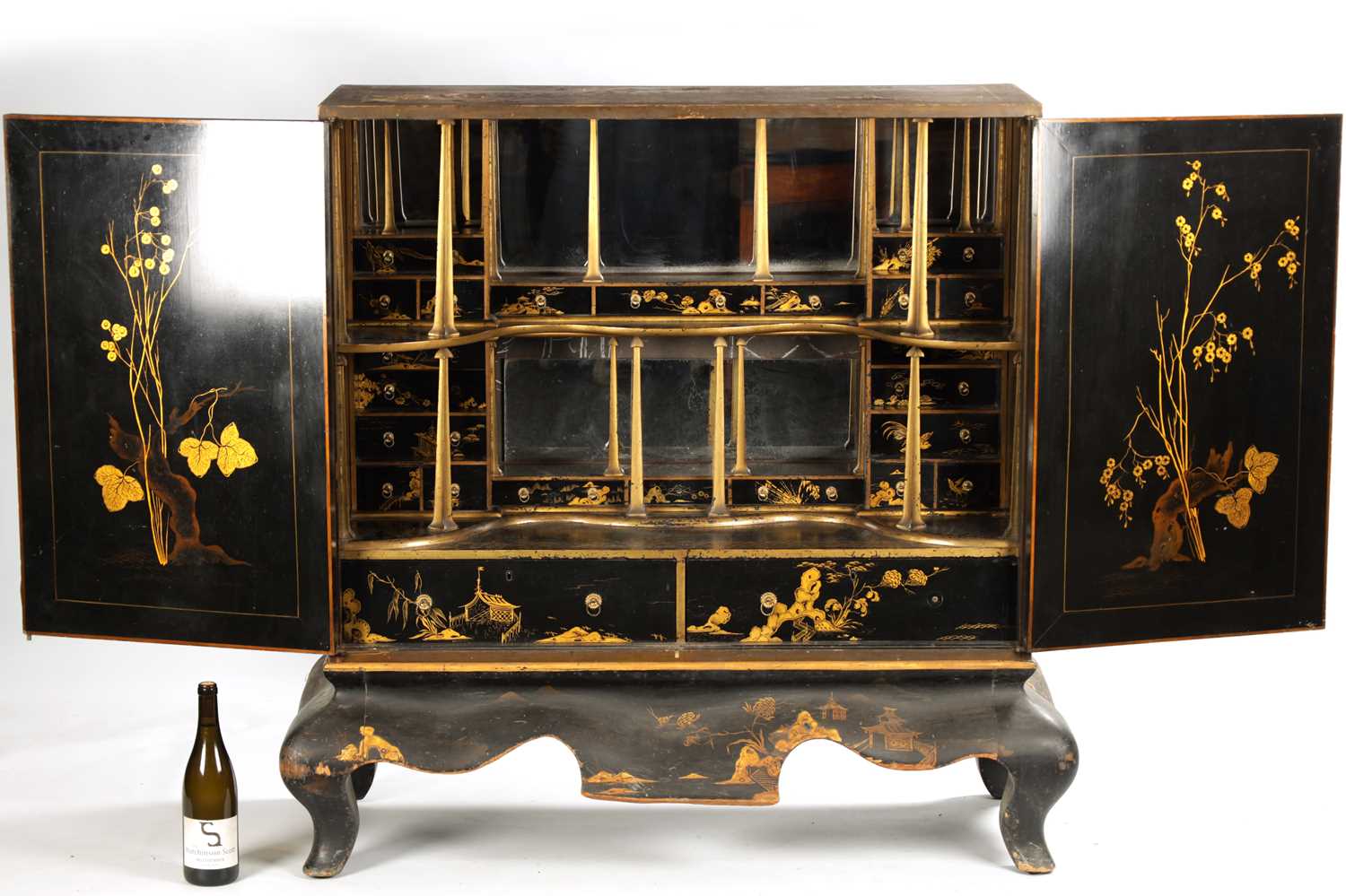 AN ENGLISH REGENCY CHINOISERIE DECORATED LACQUERWORK CABINET ON STAND - Image 3 of 9