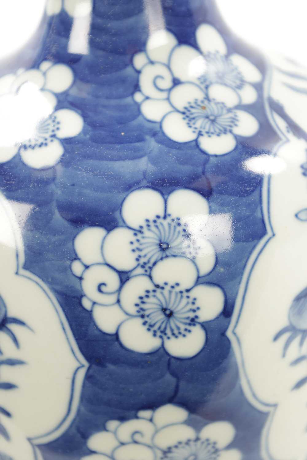A 19TH CENTURY CHINESE BLUE AND WHITE BOTTLE NECK VASE - Image 5 of 7