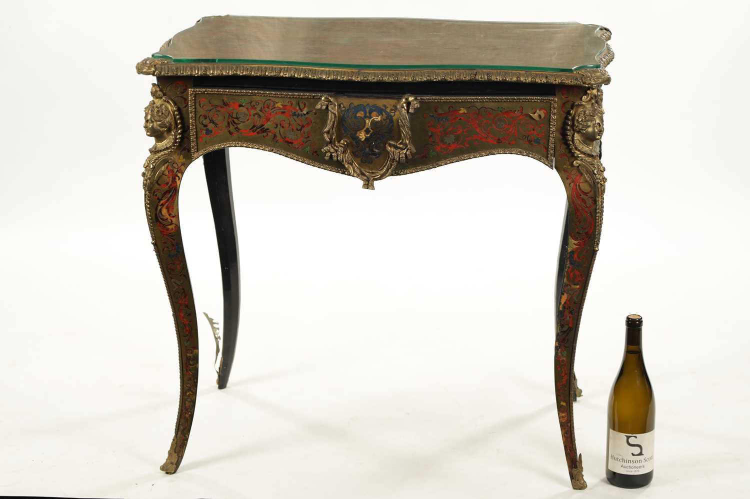 A 19TH CENTURY FRENCH TORTOISESHELL BOULLE SERPENTINE TABLE - Image 6 of 6