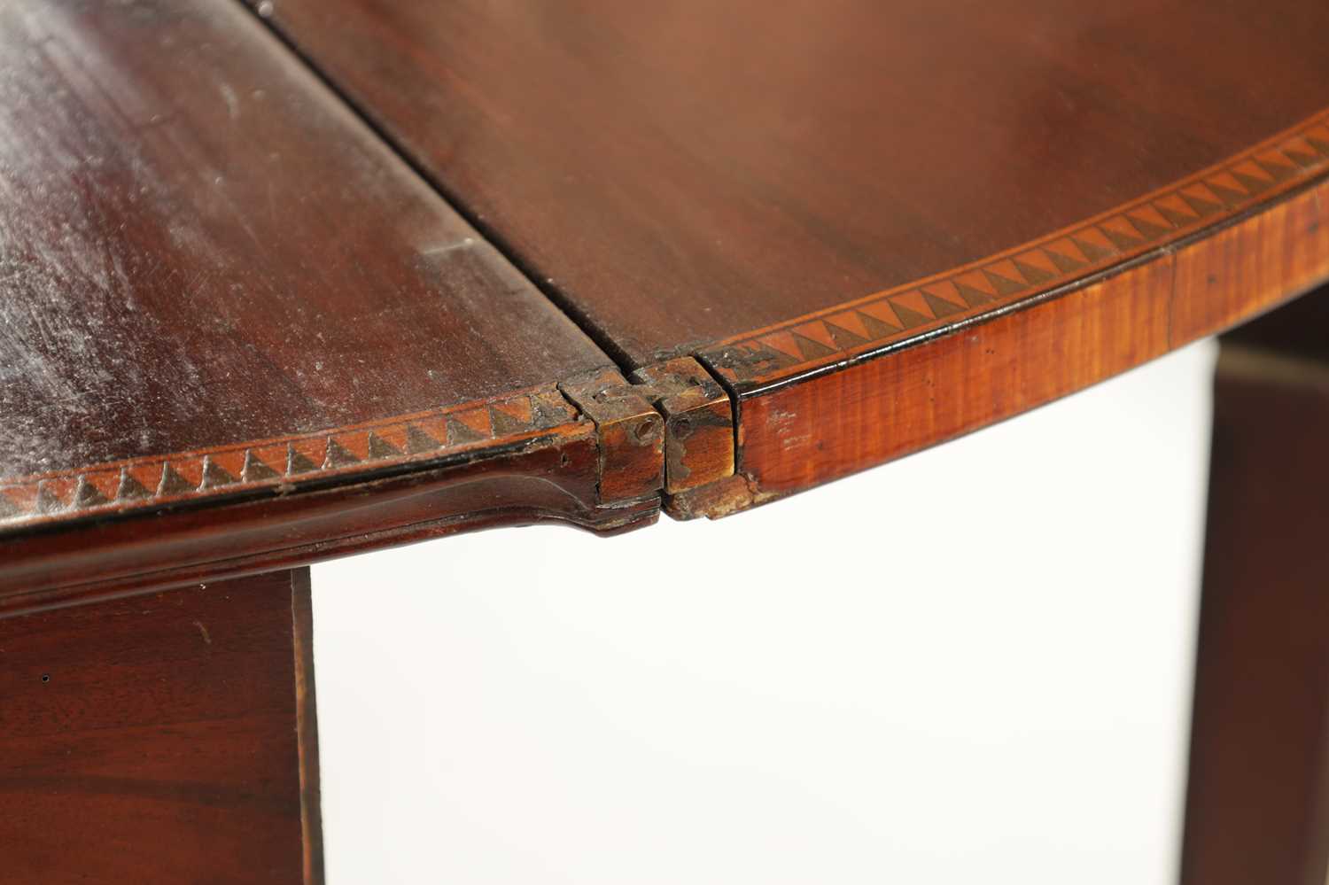 A GEORGE III FIGURED MAHOGANY SCOTTISH DEMI LUNE TEA TABLE - Image 6 of 8