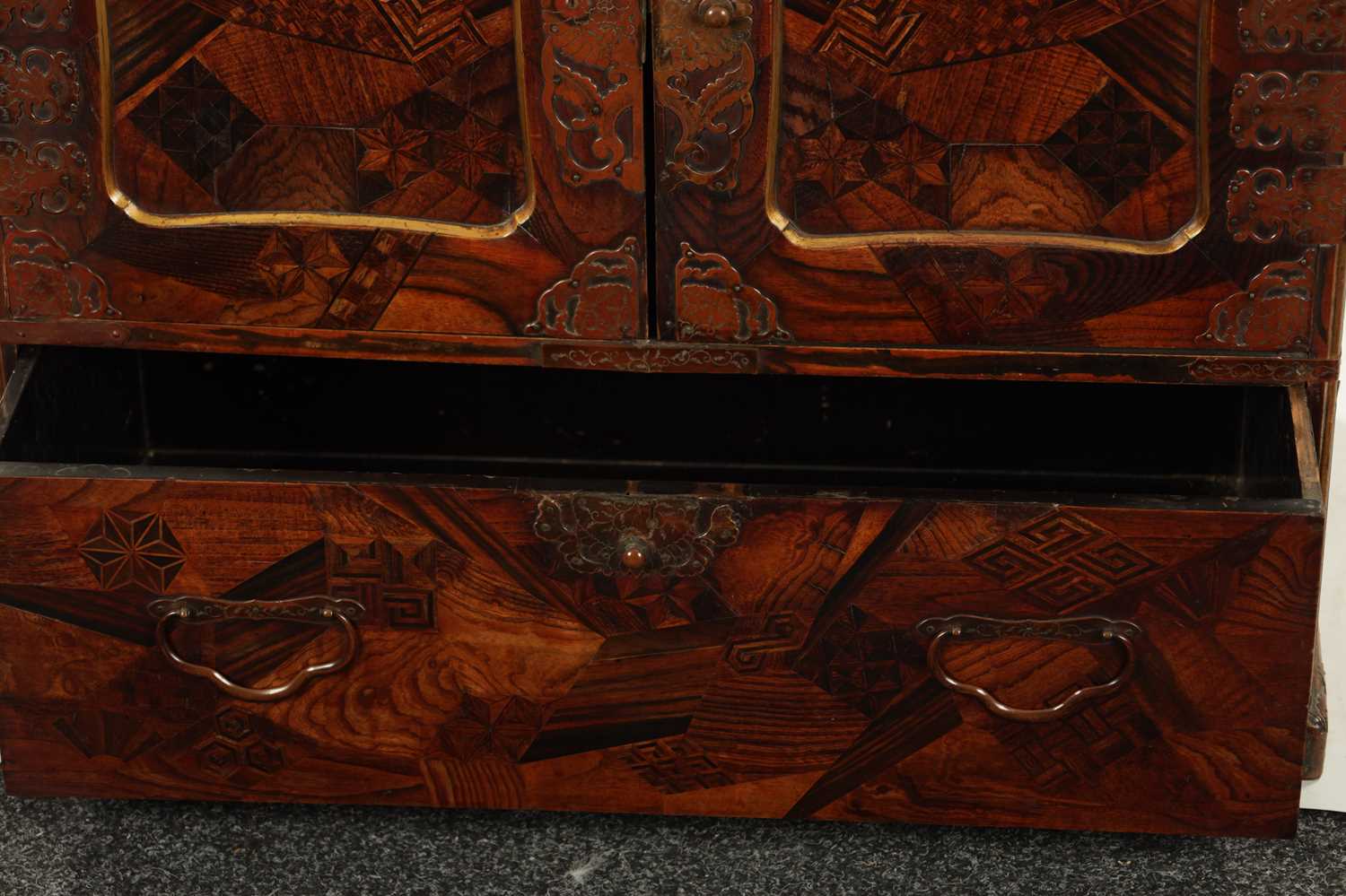 A JAPANESE MEIJI PERIOD INLAID COLLECTOR'S CABINET OF LARGE SIZE - Image 7 of 9