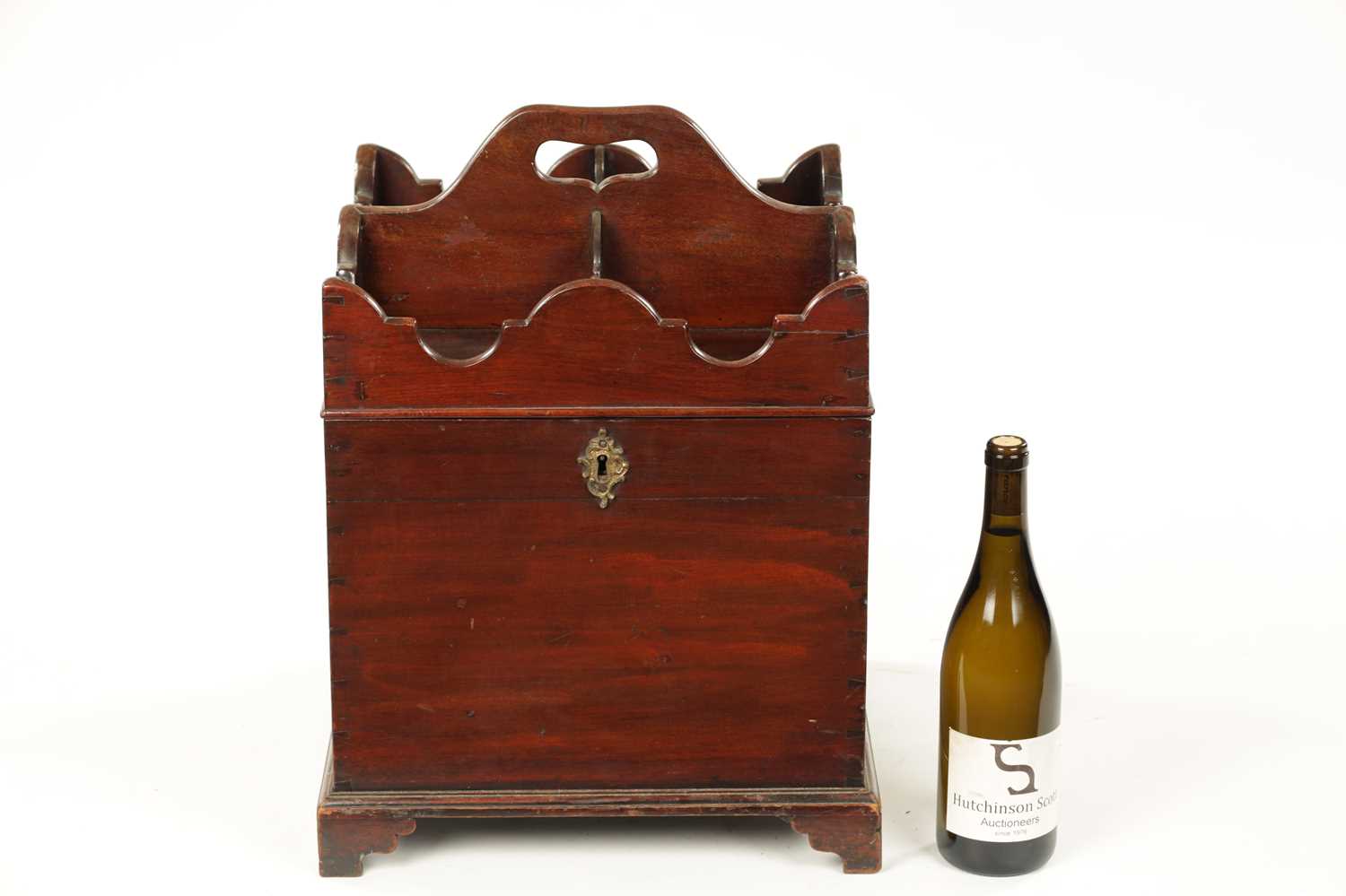 A RARE GEORGE III MAHOGANY BUTLERS BOTTLE CARRIER - Image 3 of 11