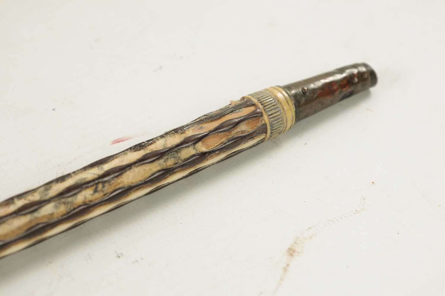 AN EARLY 19TH CENTURY CARVED STAG HORN WALKING CANE - Image 7 of 7