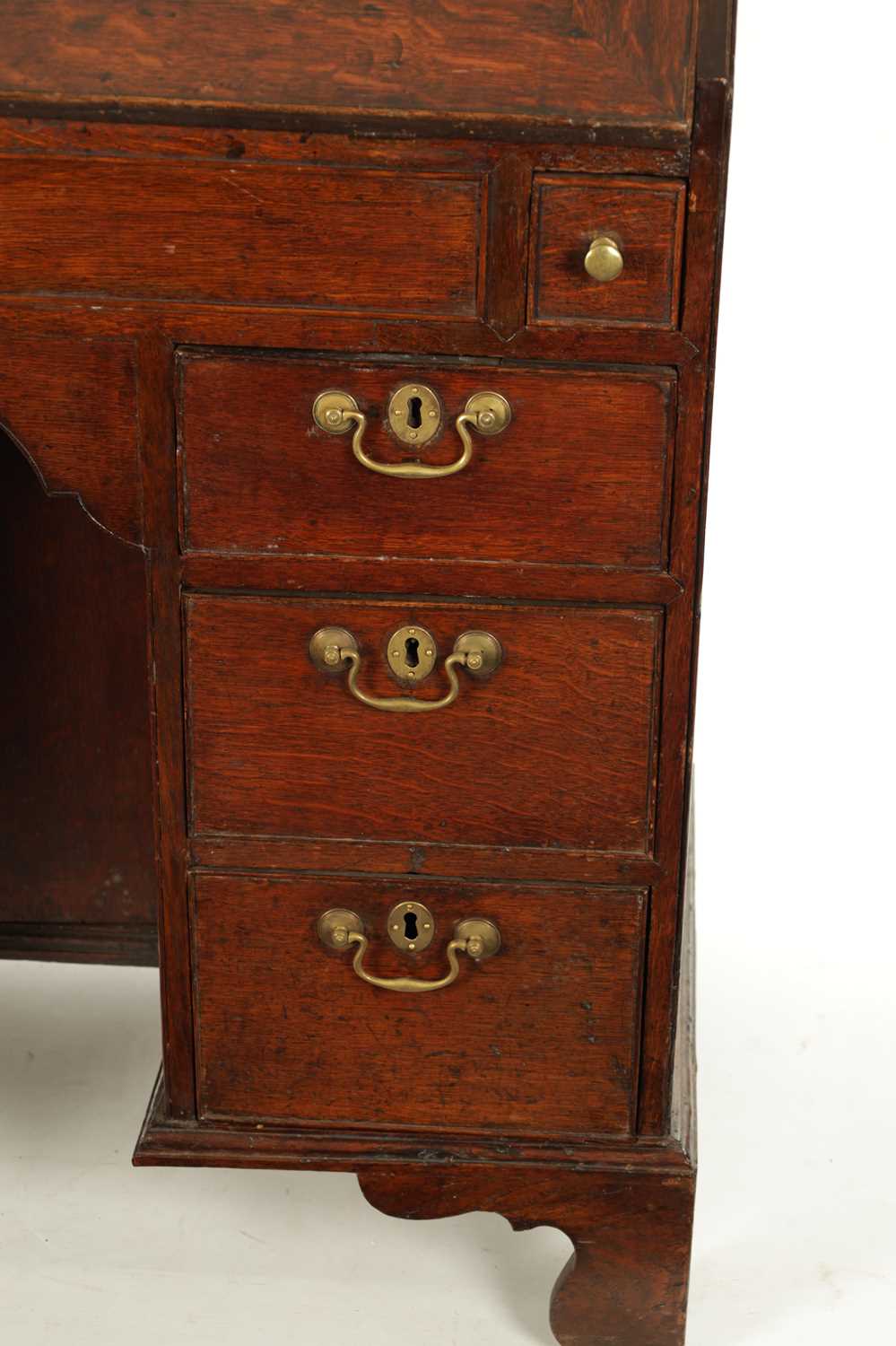 AN UNUSUAL QUEEN ANNE OAK KNEEHOLE BUREAU BOOKCASE - Image 4 of 5