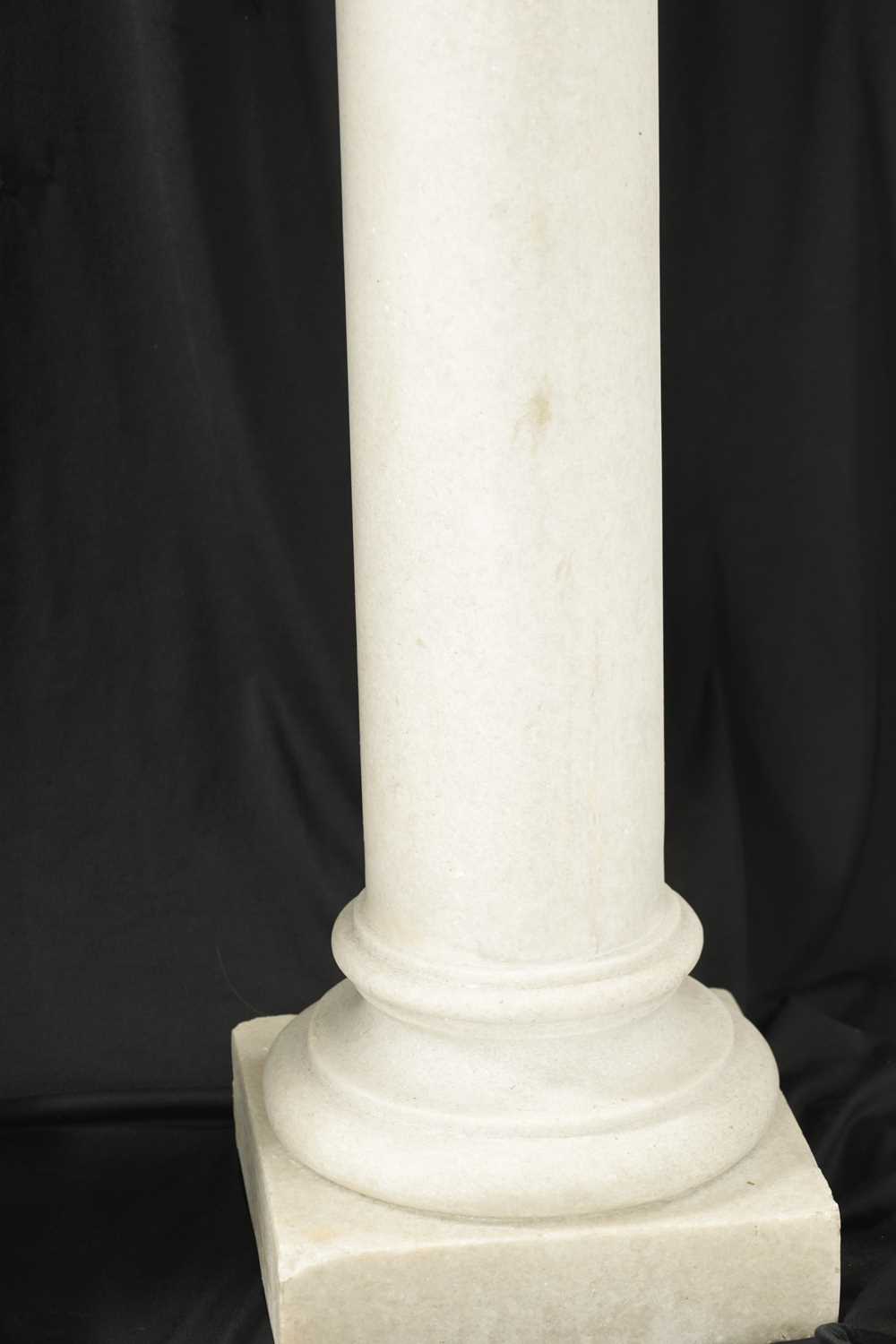 A LARGE PAIR OF WHITE MARBLE COLUMNS - Image 5 of 8