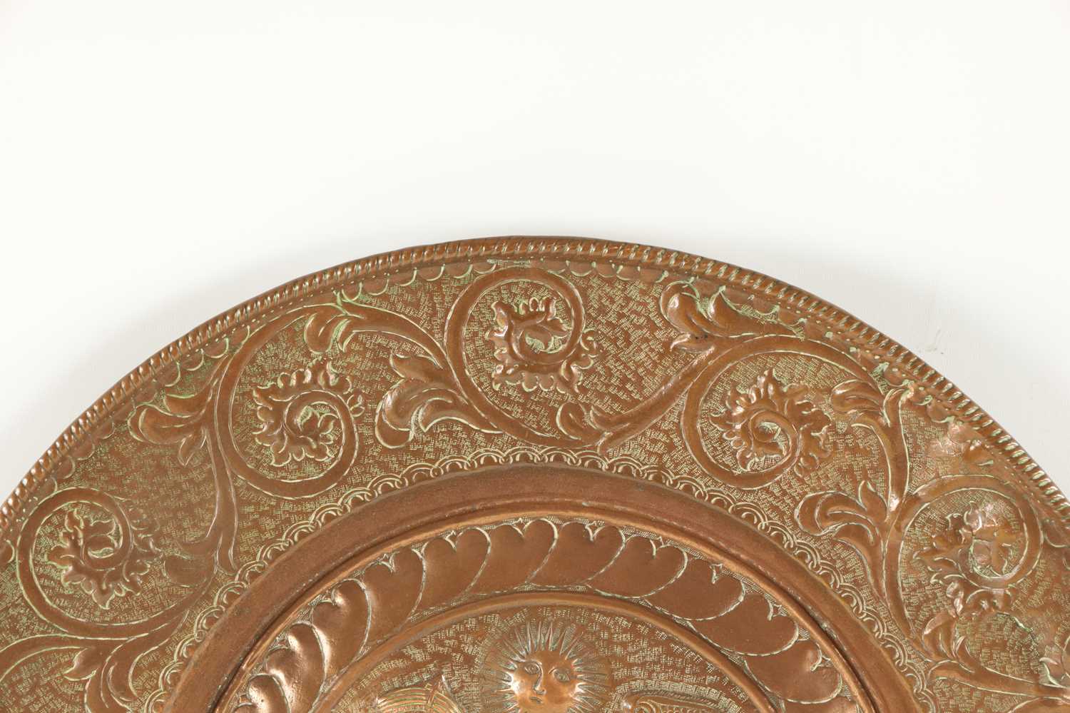 A 16TH / 17TH CENTURY EMBOSSED COPPER ALMS DISH OF LARGE SIZE - Image 4 of 6