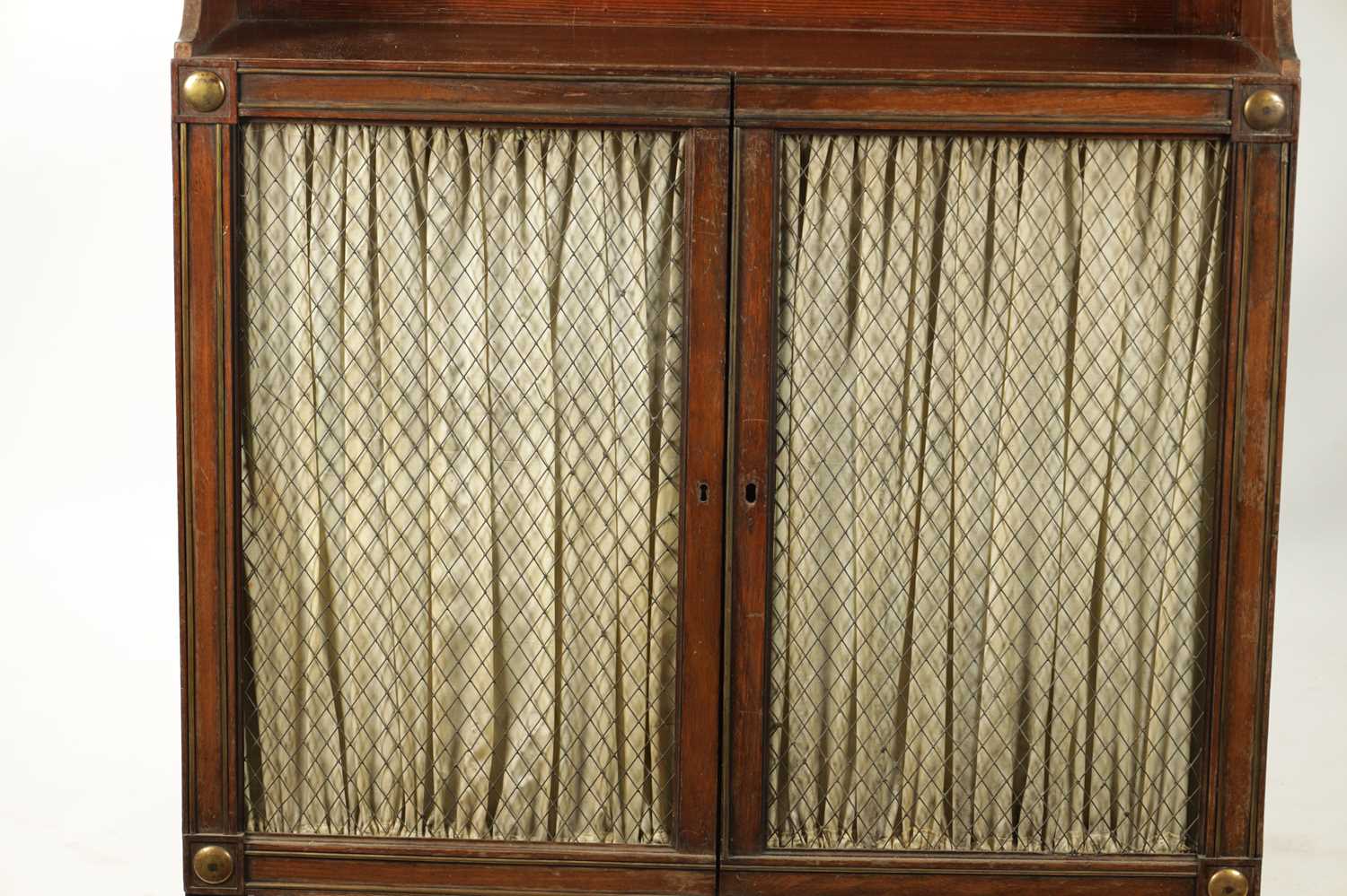 A REGENCY MAHOGANY BRASS INLAID SIDE CABINET - Image 3 of 6