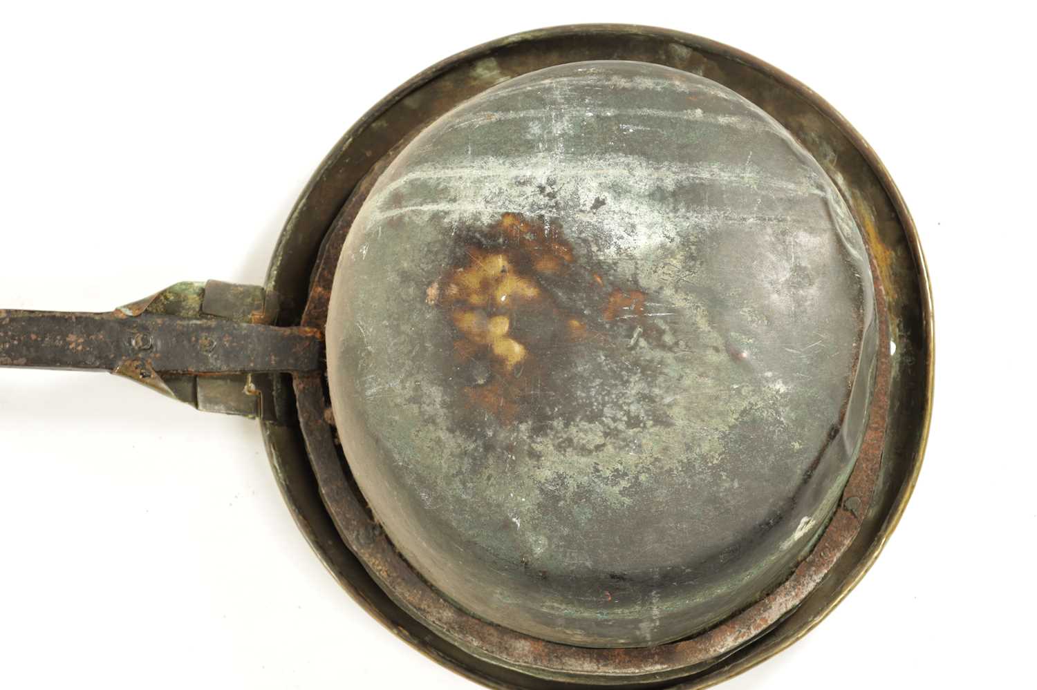 A 17TH CENTURY BRASS WARMING PAN AND AN 18TH CENTURY BRASS PIERCED WARMING PAN - Image 8 of 9