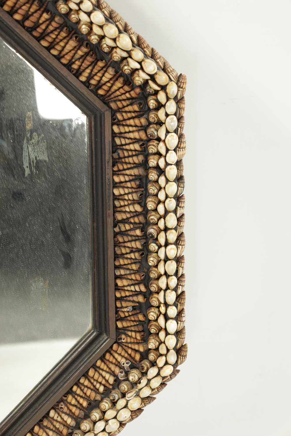 A DECORATIVE SHELLWORK HANGING MIRROR - Image 5 of 7