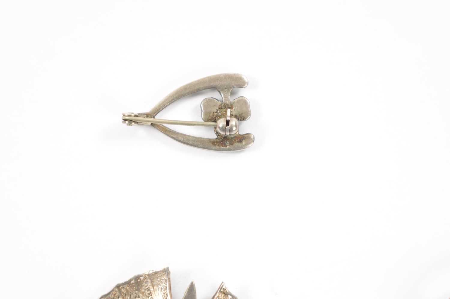 A COLLECTION OF SILVER AND SILVER GILT JEWELLERY - Image 6 of 7