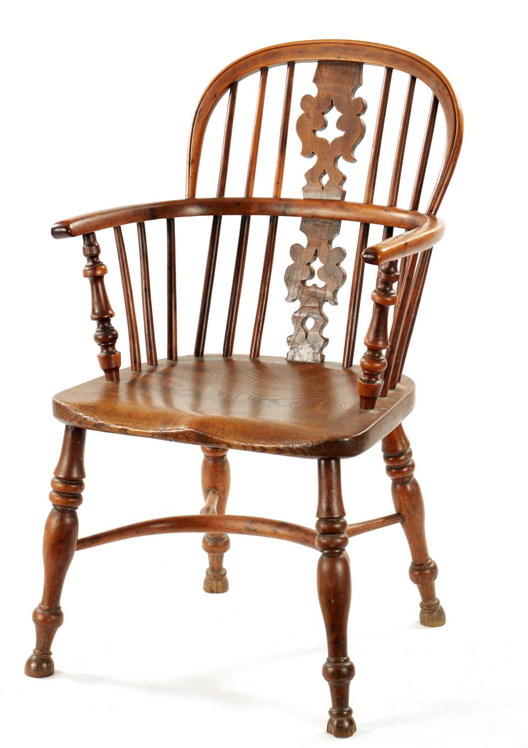 AN EARLY 19TH CENTURY NOTTINGHAMSHIRE YEW-WOOD LOW BACK WINDSOR CHAIR