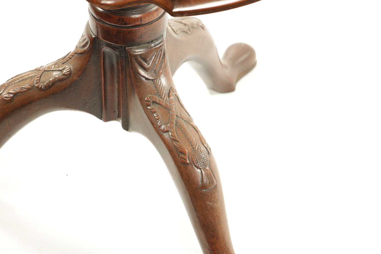 AN 18TH CENTURY FIGURED MAHOGANY PIE CRUST TRIPOD TABLE ON MANX FEET - Image 4 of 8