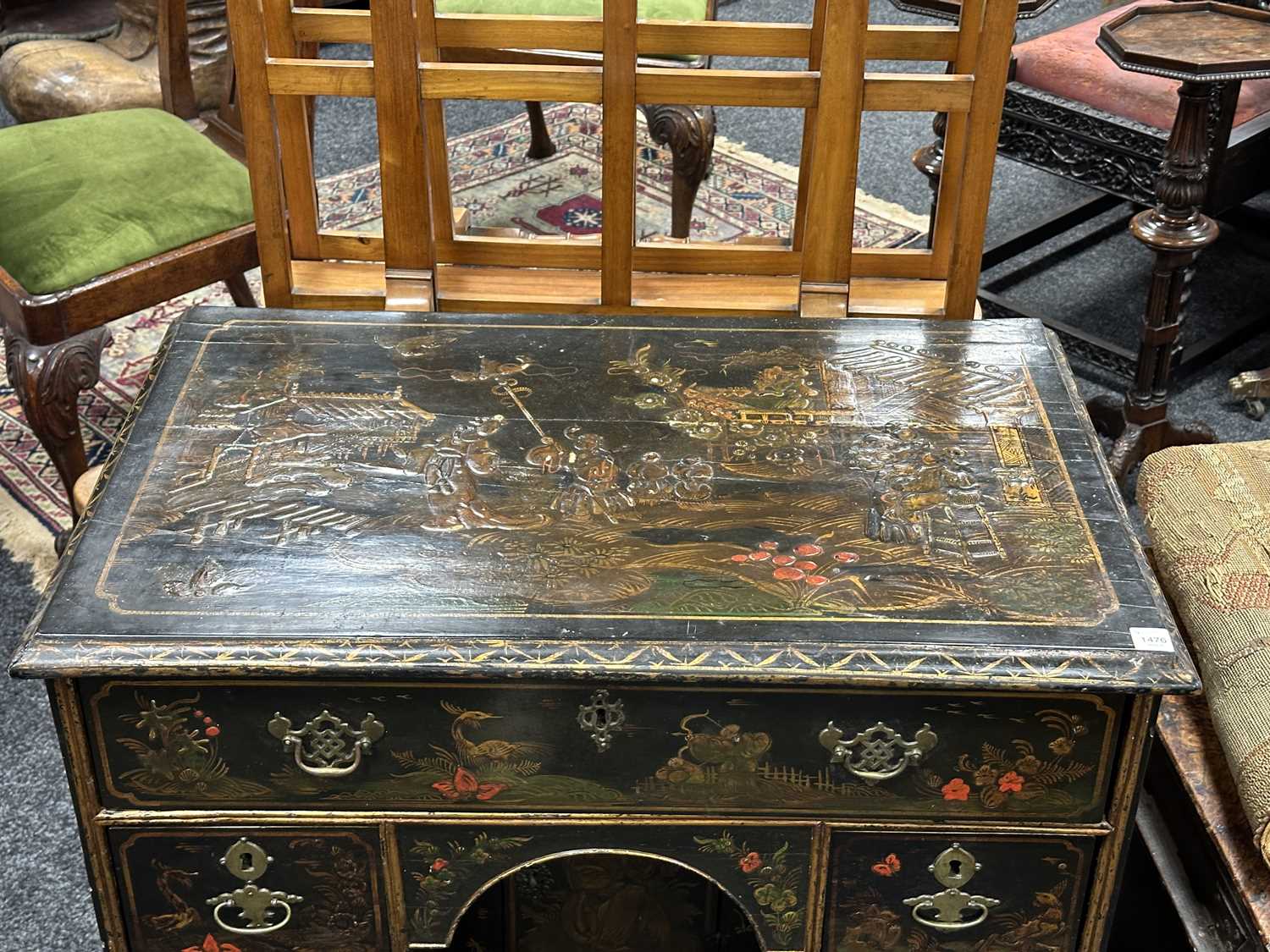 A GOOD QUEEN ANNE CHINOISERIE DECORATED LACQUER WORK KNEEHOLE DESK - Image 14 of 15