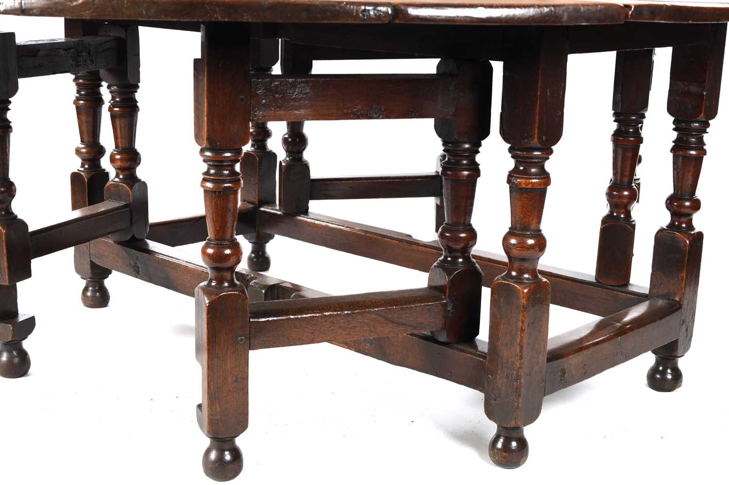 A LARGE 17TH CENTURY JOINED OAK EIGHT SEATER GATE LEG TABLE - Image 4 of 4