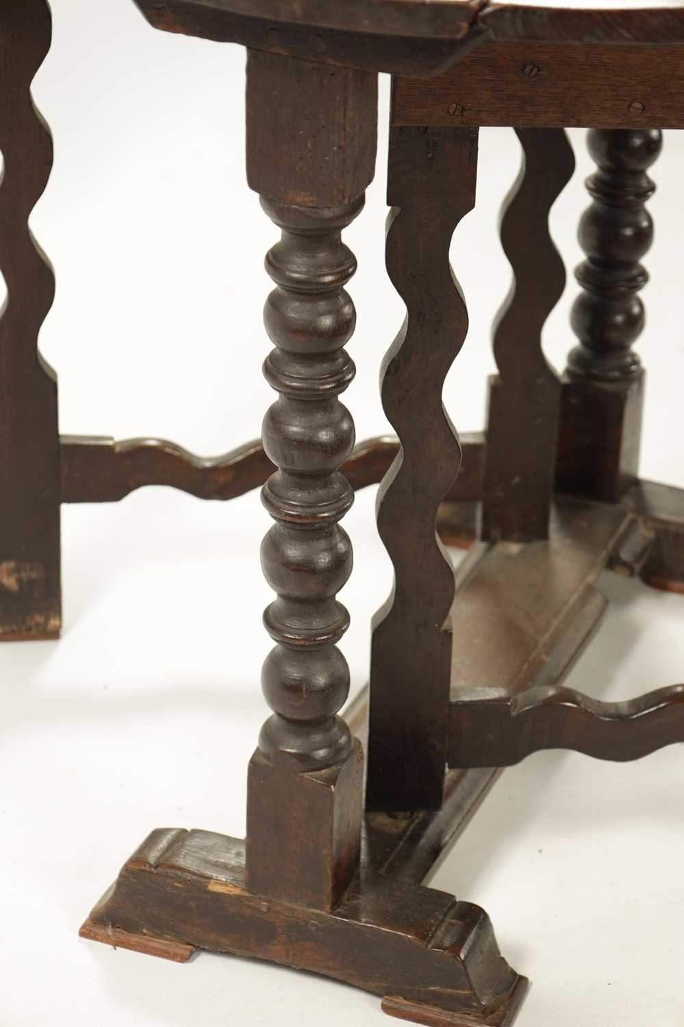 A 17TH CENTURY SMALL OAK GATE LEG TABLE WITH SILHOUETTE LEG - Image 6 of 24