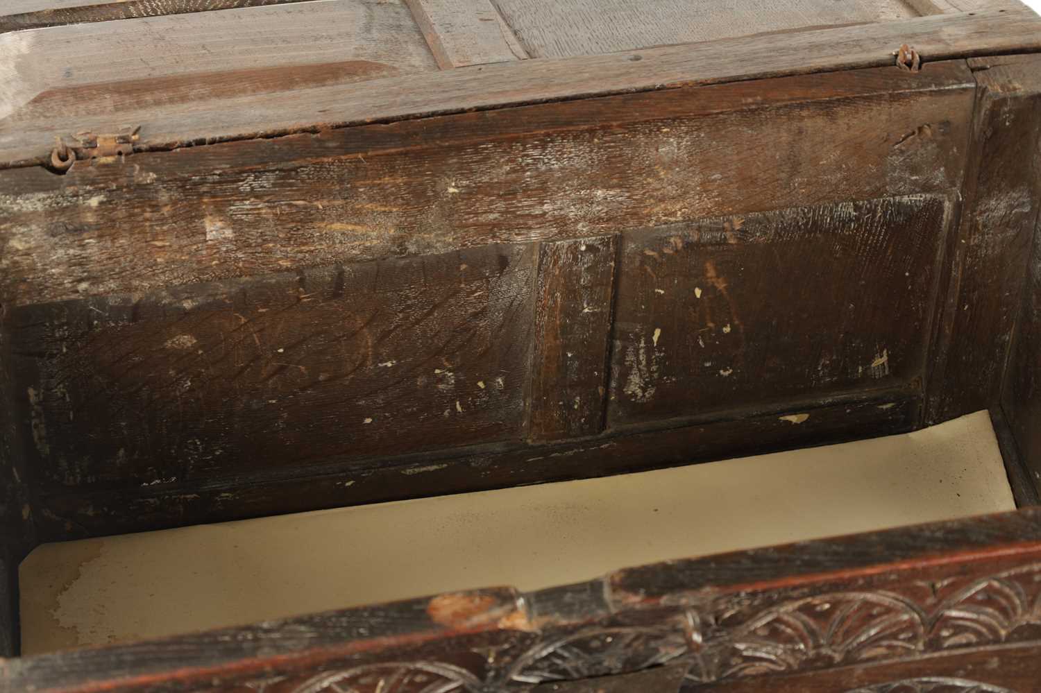 A GOOD SMALL LATE 17TH CENTURY OAK PANELLED COFFER - Image 7 of 11