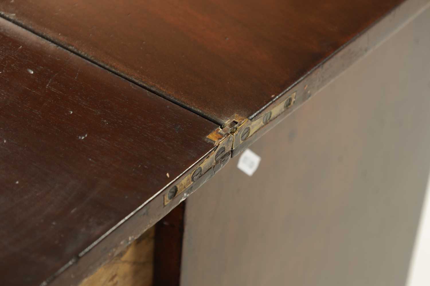 AN EARLY 18TH CENTURY WALNUT BACHELORS CHEST - Image 5 of 8