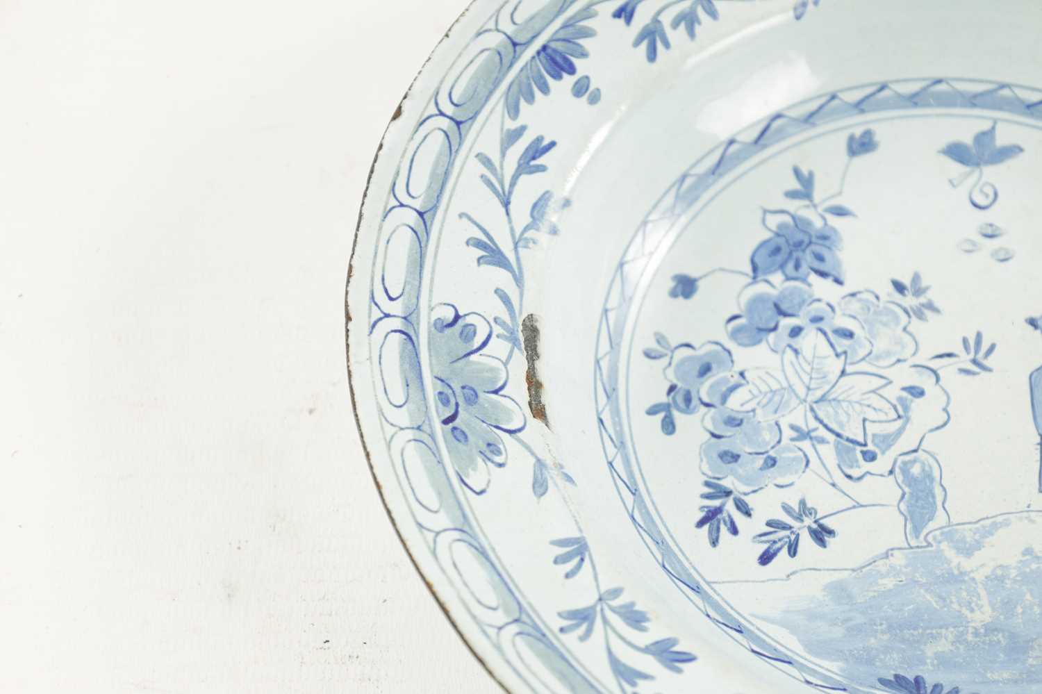 AN 18TH CENTURY TINWARE BLUE AND WHITE DELFT STYLE PLATE - Image 3 of 5