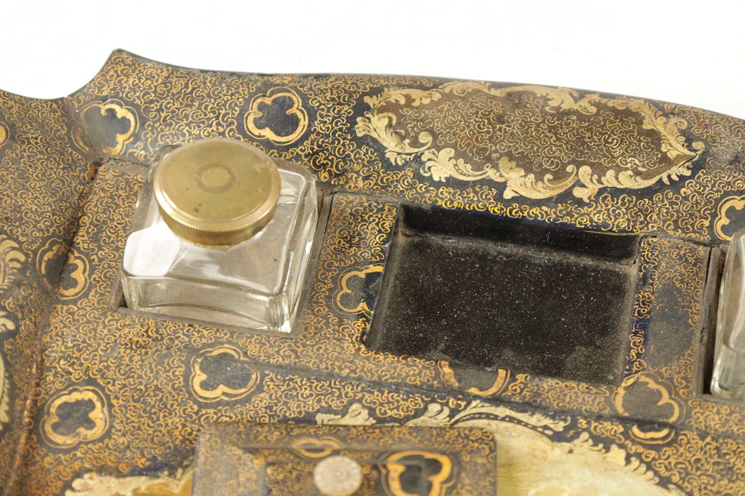 A 19TH CENTURY PAPIER MACHE LACQUERED DESK INKSTAND - Image 6 of 7