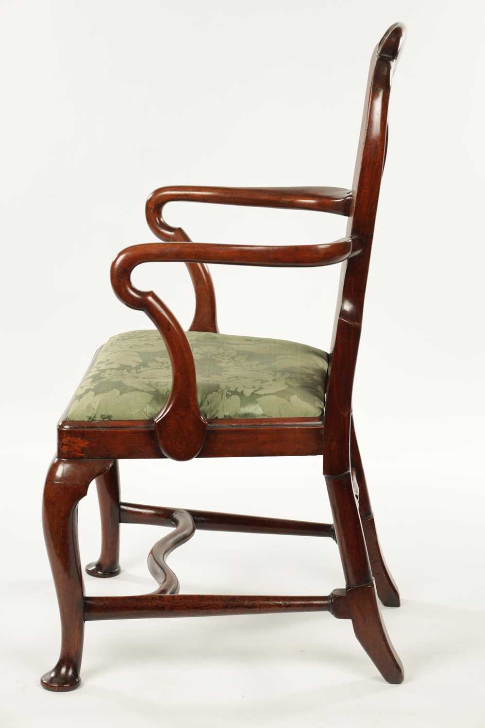 AN 18TH CENTURY WALNUT AND MARQUETRY INLAID ARM CHAIR - Image 8 of 10