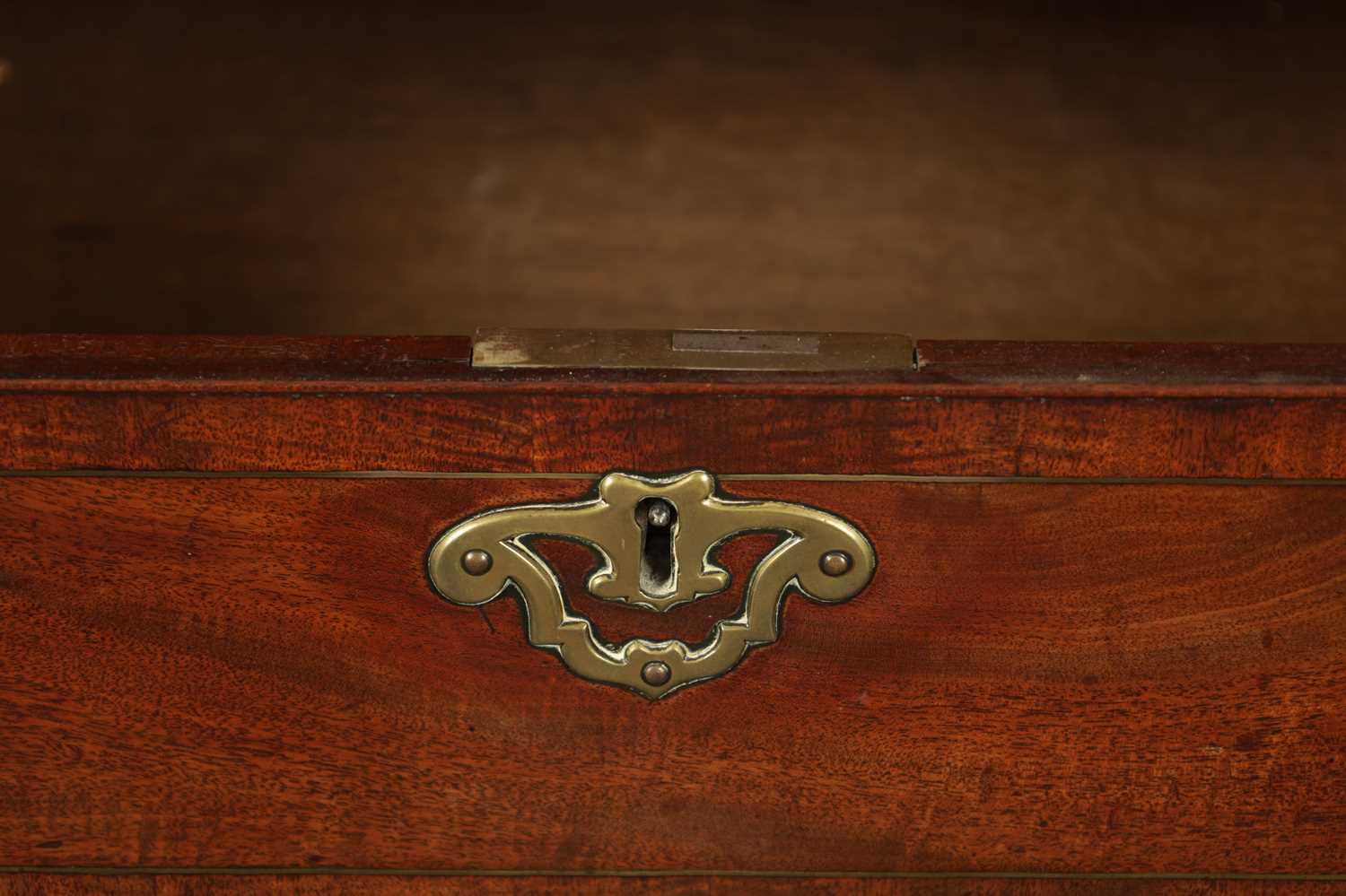 AN IMPORTANT FINE GEORGE II BRASS INLAID FIGURED MAHOGANY BUREAU ATTRIBUTED TO JOHN CHANNON - Image 10 of 16