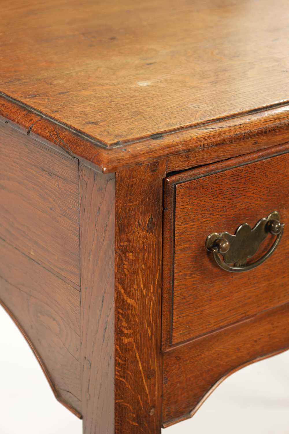 AN EARLY 18TH CENTURY OAK LOWBOY - Image 5 of 8