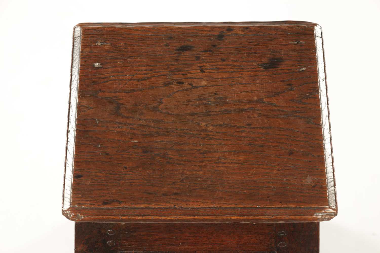 A 17TH CENTURY OAK BOX STOOL - Image 4 of 6