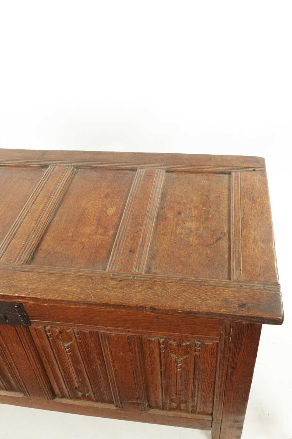 A 17TH CENTURY CARVED OAK LINEN FOLD COFFER - Image 6 of 11