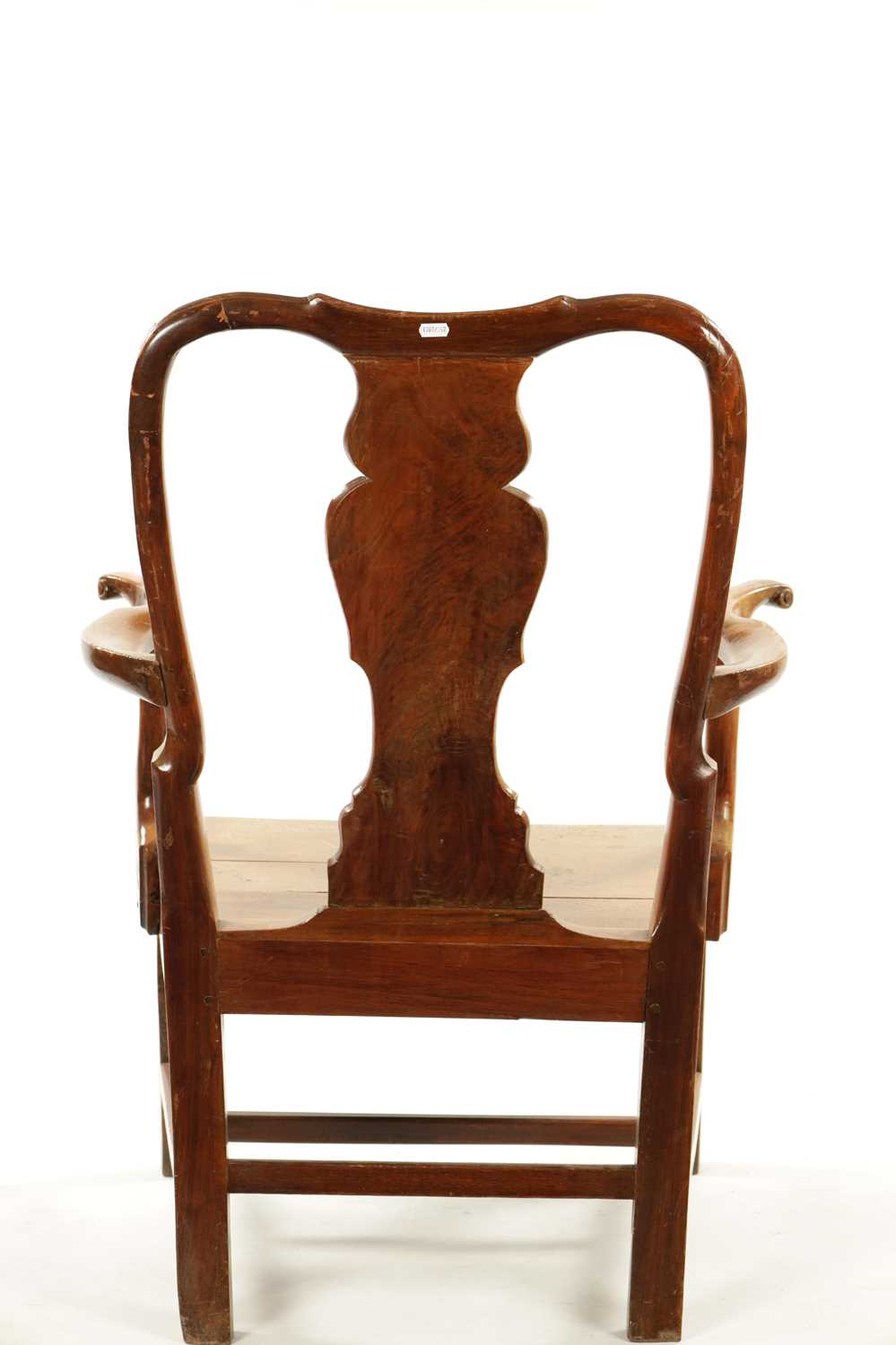 A LARGE EARLY 18TH CENTURY WALNUT SPLAT BACK COUNTRY ARMCHAIR - Image 6 of 7