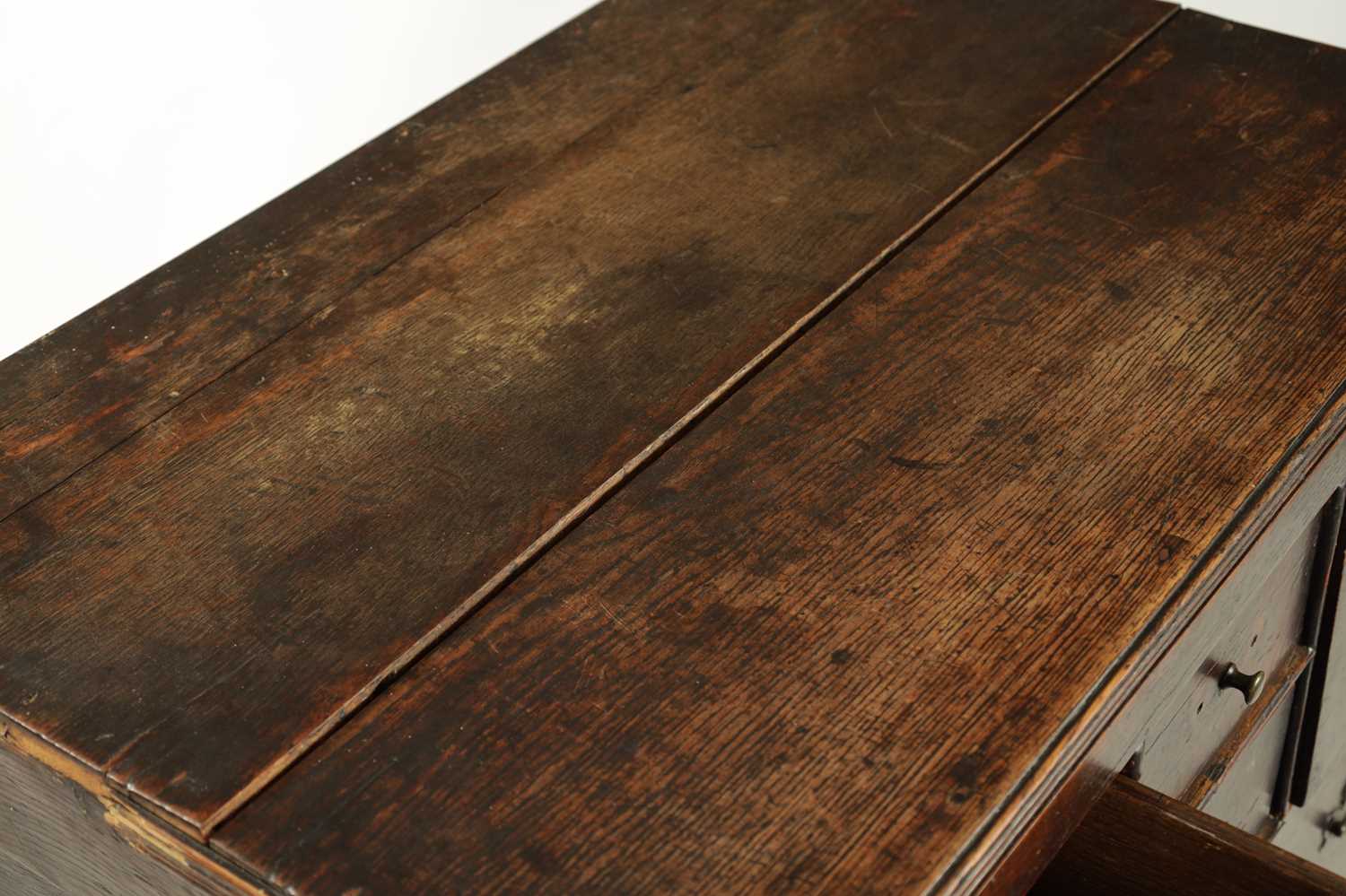 AN EARLY 19TH CENTURY OAK NORFOLK / SUFFOLK CHEST OF DRAWERS - Image 8 of 12