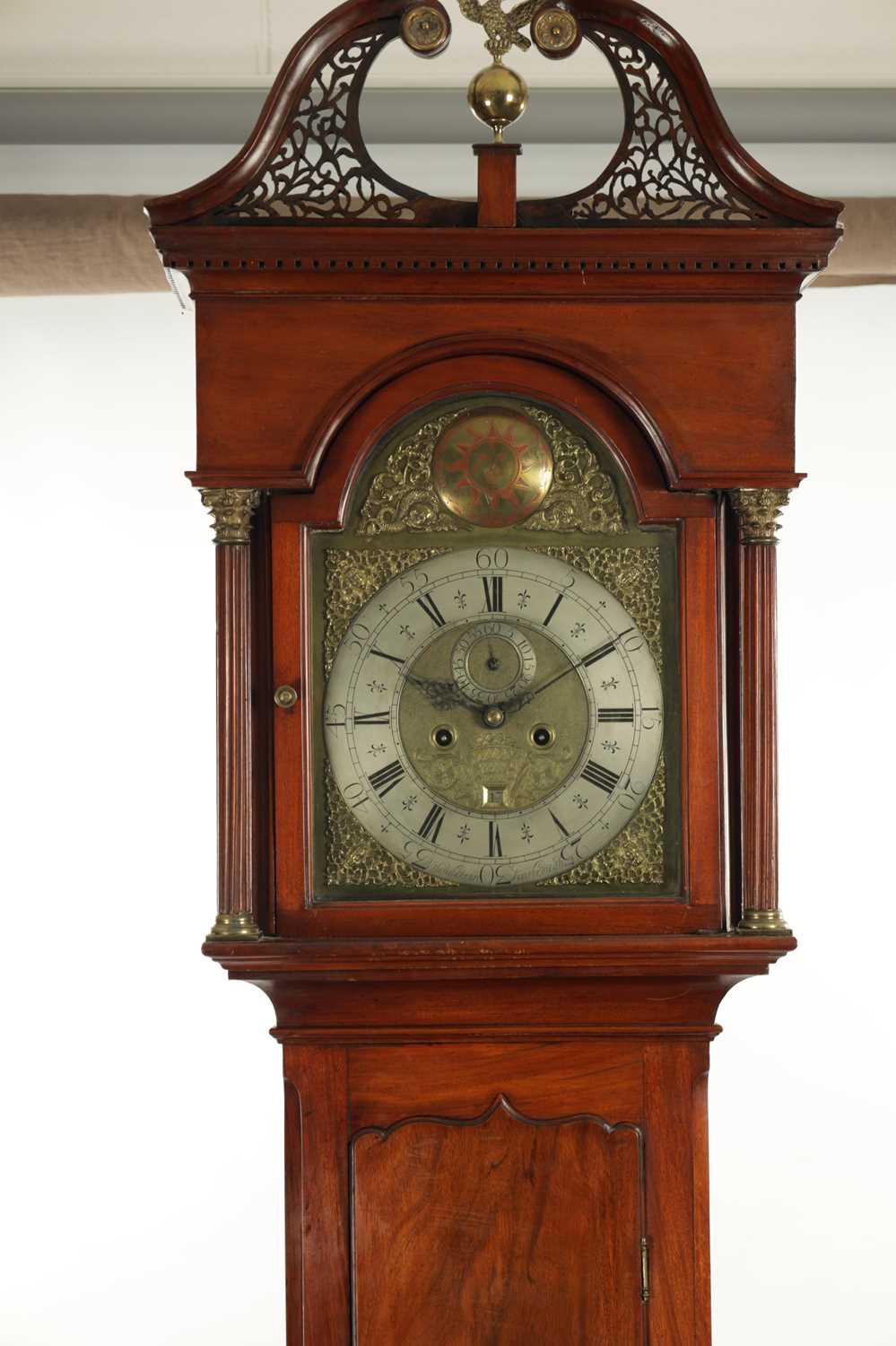 R. HENDERSON, SCARBROUGH. A MID 18TH CENTURY FIGURED MAHOGANY LONGCASE CLOCK - Bild 2 aus 8