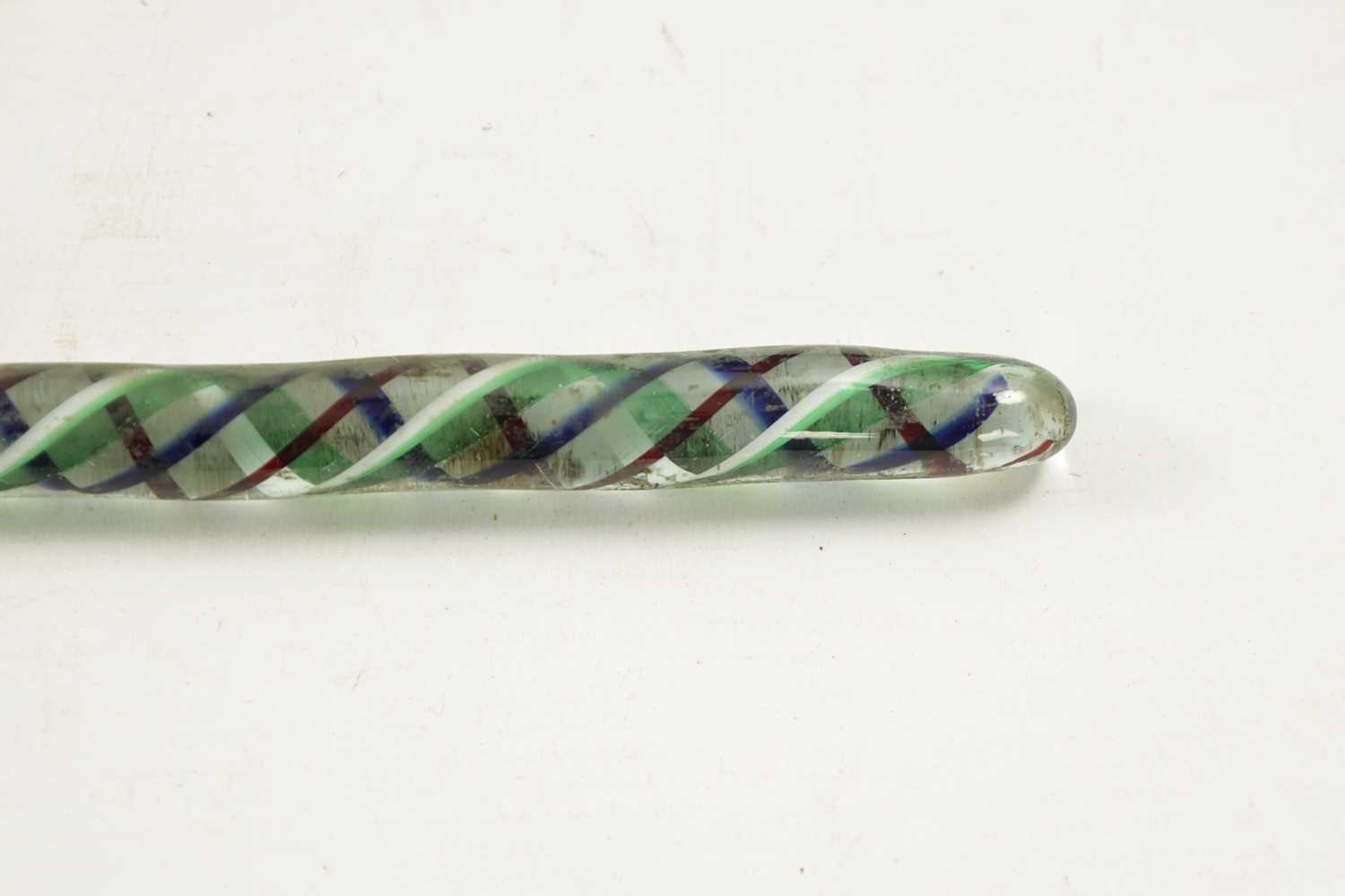 A LATE 19TH CENTURY GLASS WALKING STICK - Image 4 of 4