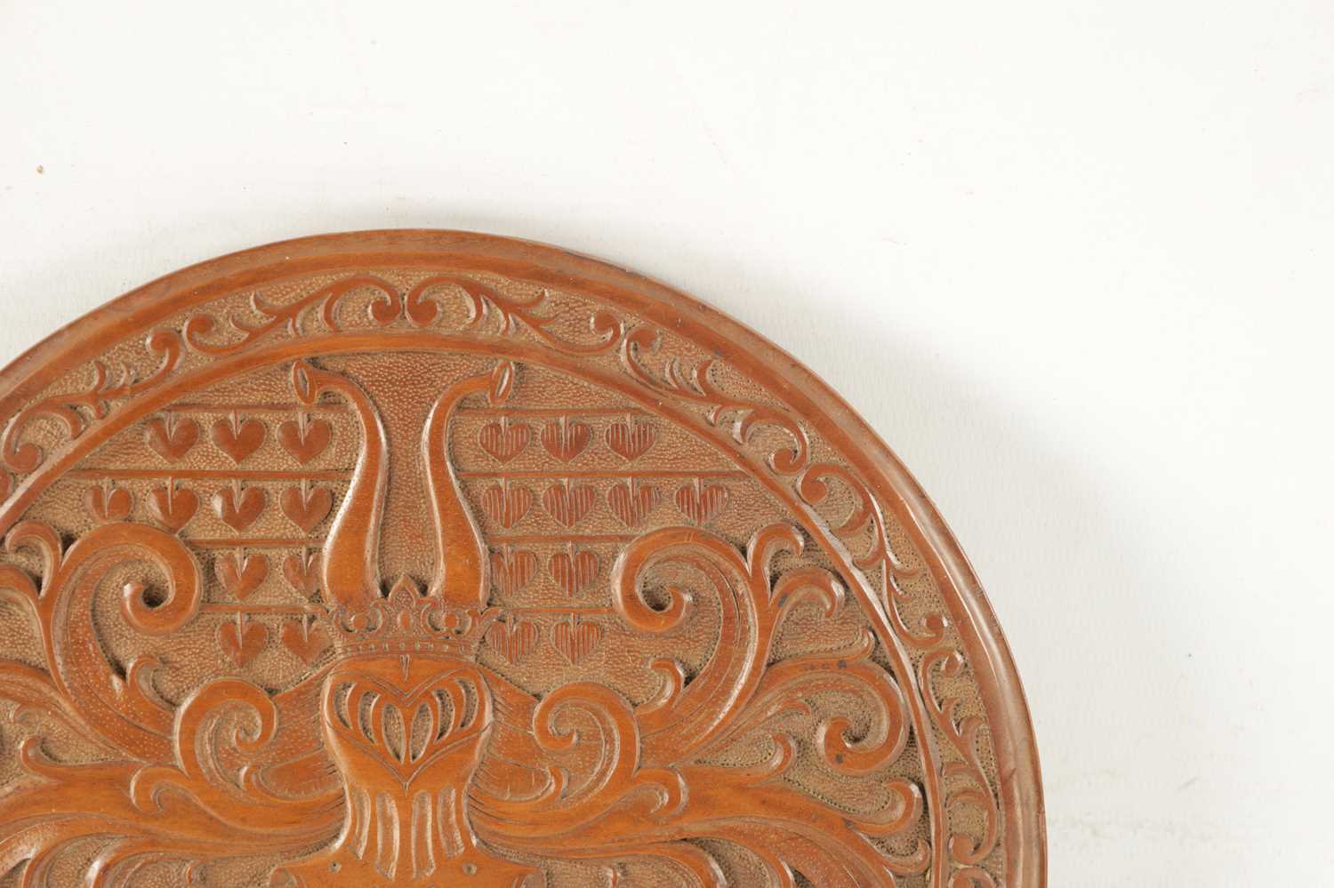 A FINE CARVED BOXWOOD TREENWARE CIRCULAR HANOVERIAN COAT OF ARMS - Image 4 of 5