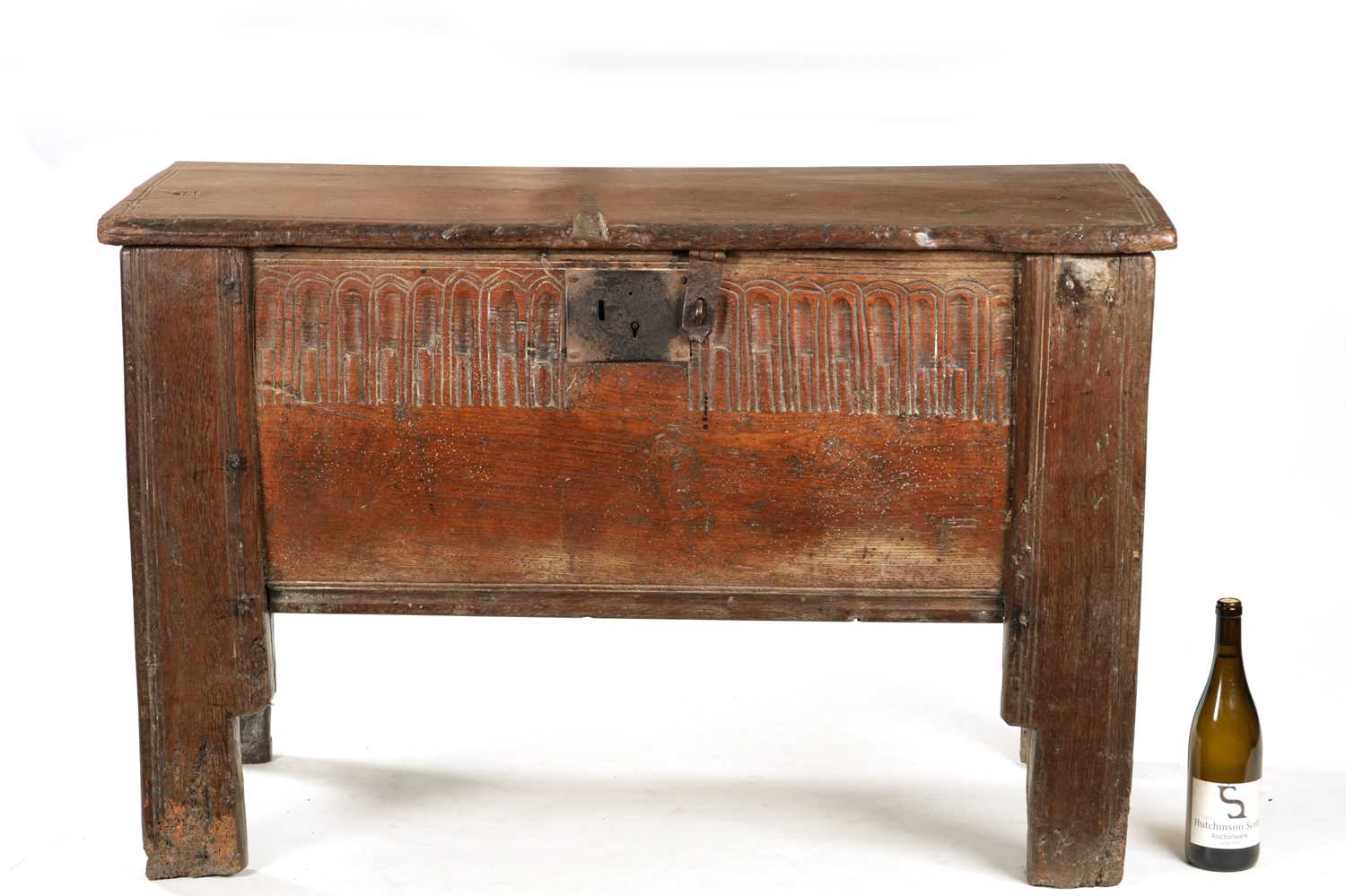 A RARE LATE 16TH CENTURY WELSH OAK BOARDED CHEST - Image 2 of 6