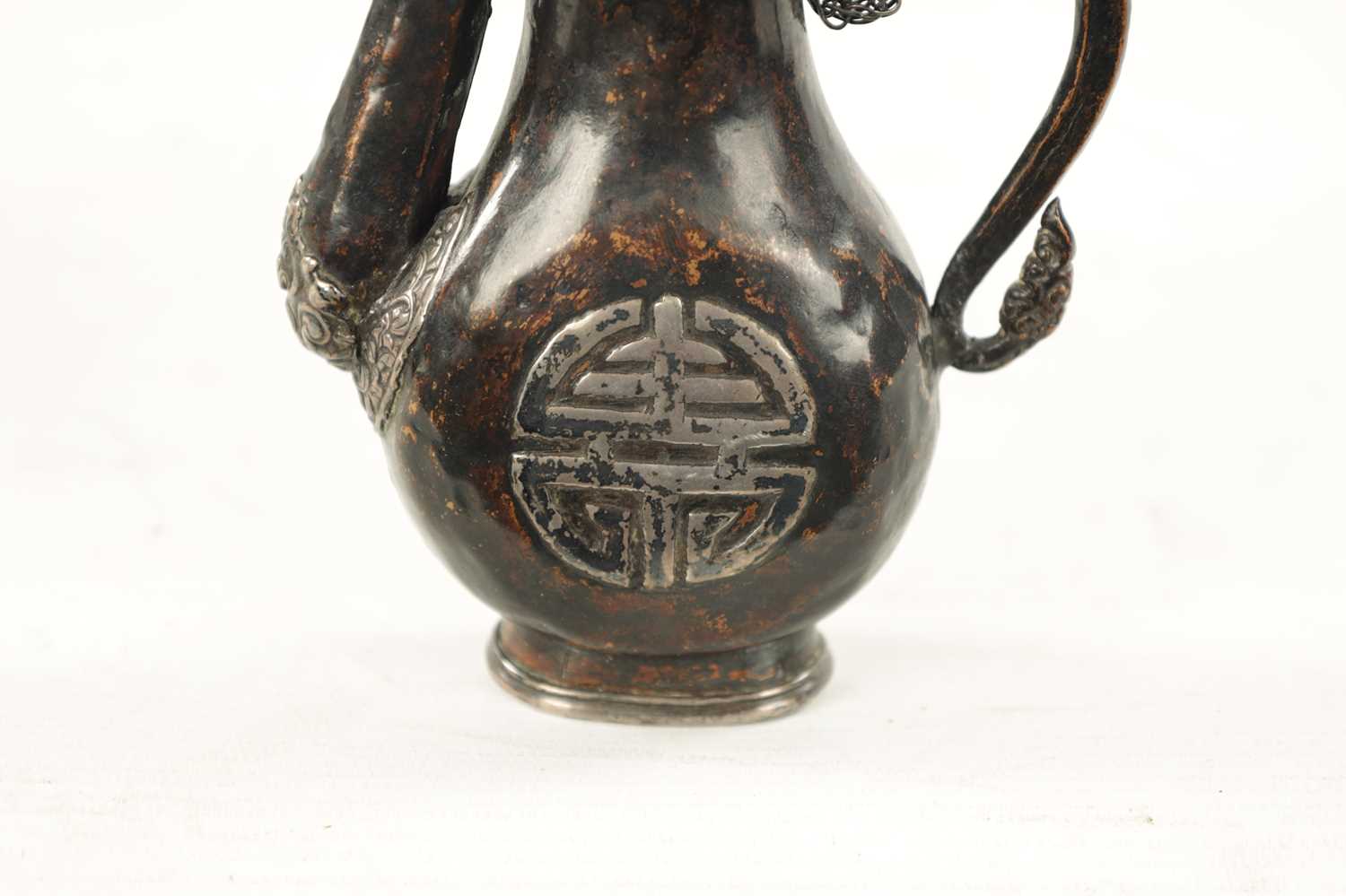 A 19TH CENTURY MINIATURE EASTERN MIXED METAL EWER - Image 4 of 7