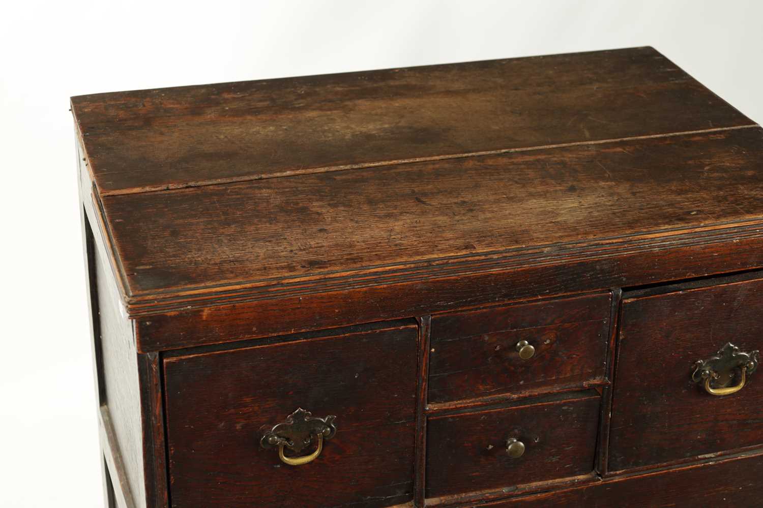 AN EARLY 19TH CENTURY OAK NORFOLK / SUFFOLK CHEST OF DRAWERS - Image 2 of 12