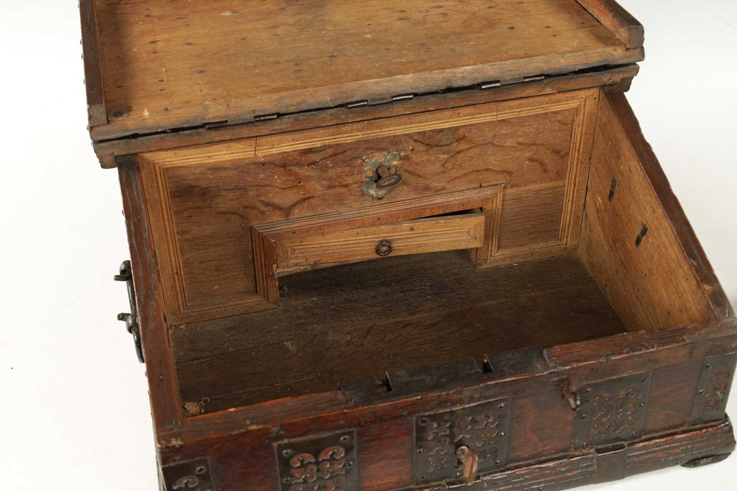 A RARE LATE 16TH CENTURY NUREMBERG IRON-BOUND OAK TABLE DESK - Image 5 of 9