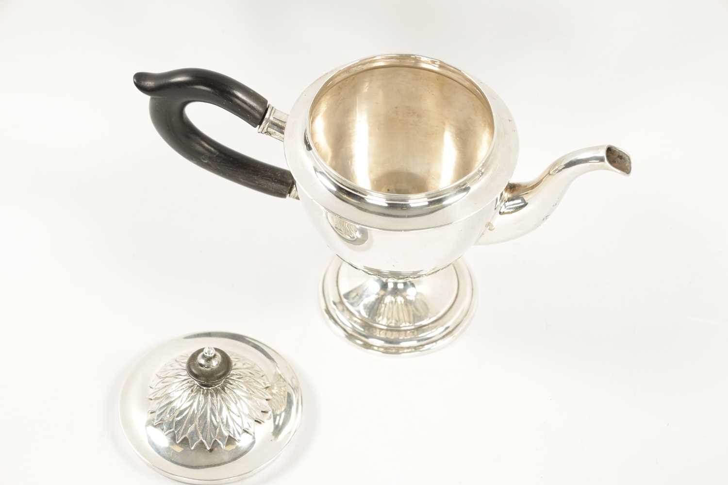 AN EARLY 19TH CENTURY CONTINENTAL SILVER TEAPOT - POSSIBLY BALTIC - Image 4 of 13