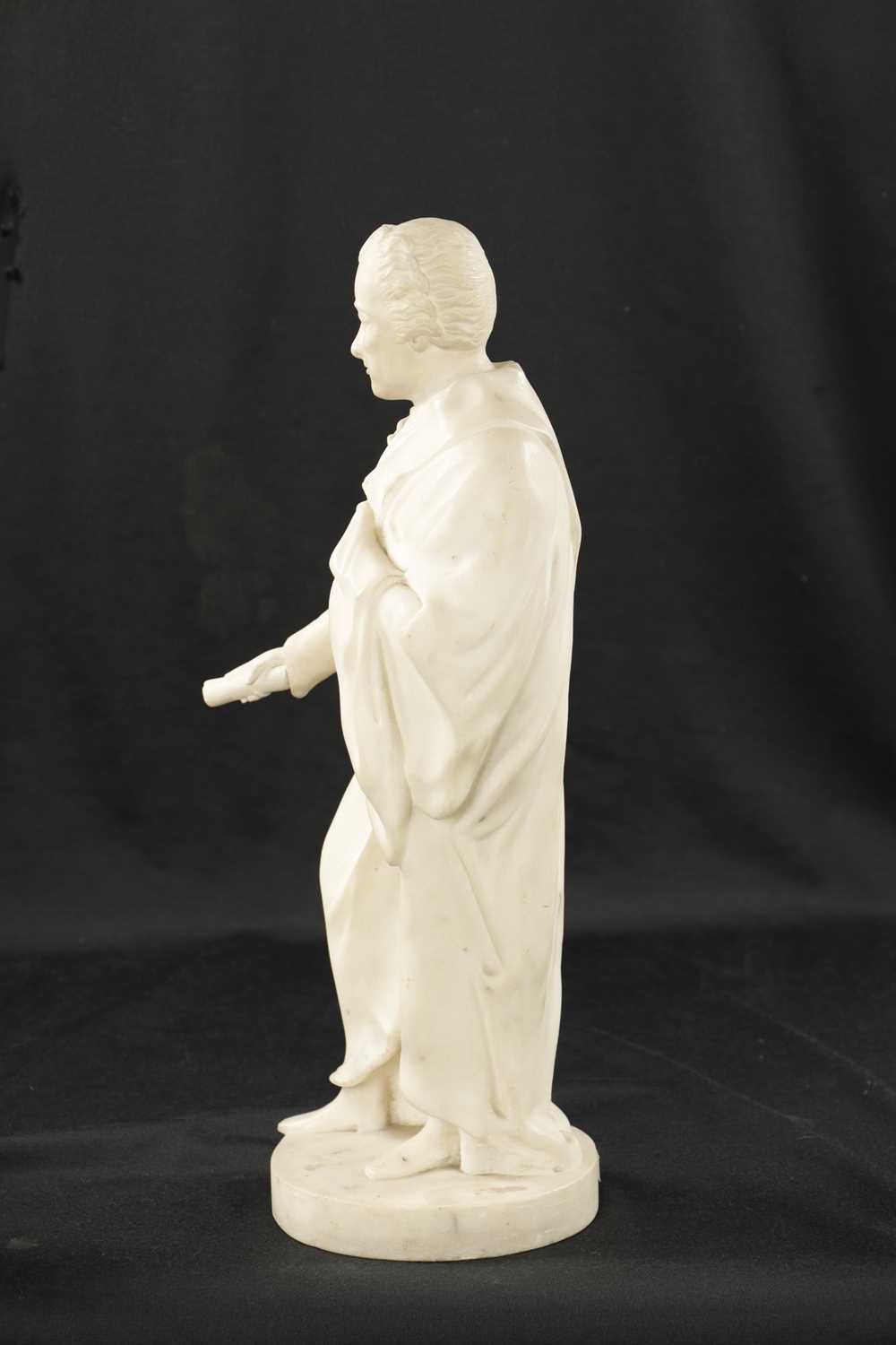 A 19TH CENTURY CARVED WHITE MARBLE SCULPTURE OF A SCHOLAR - Image 4 of 5